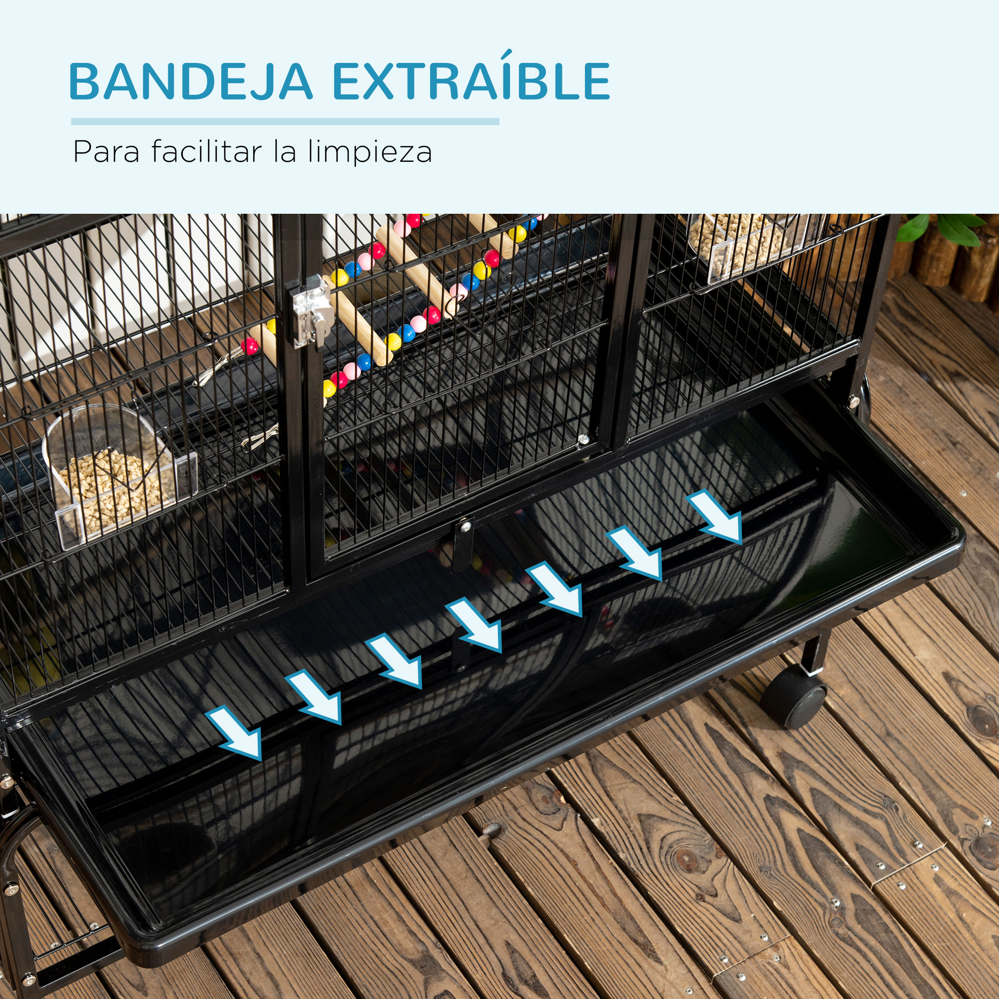 Una bandeja extraíble para jaula con flechas hacia abajo para facilitar la limpieza.