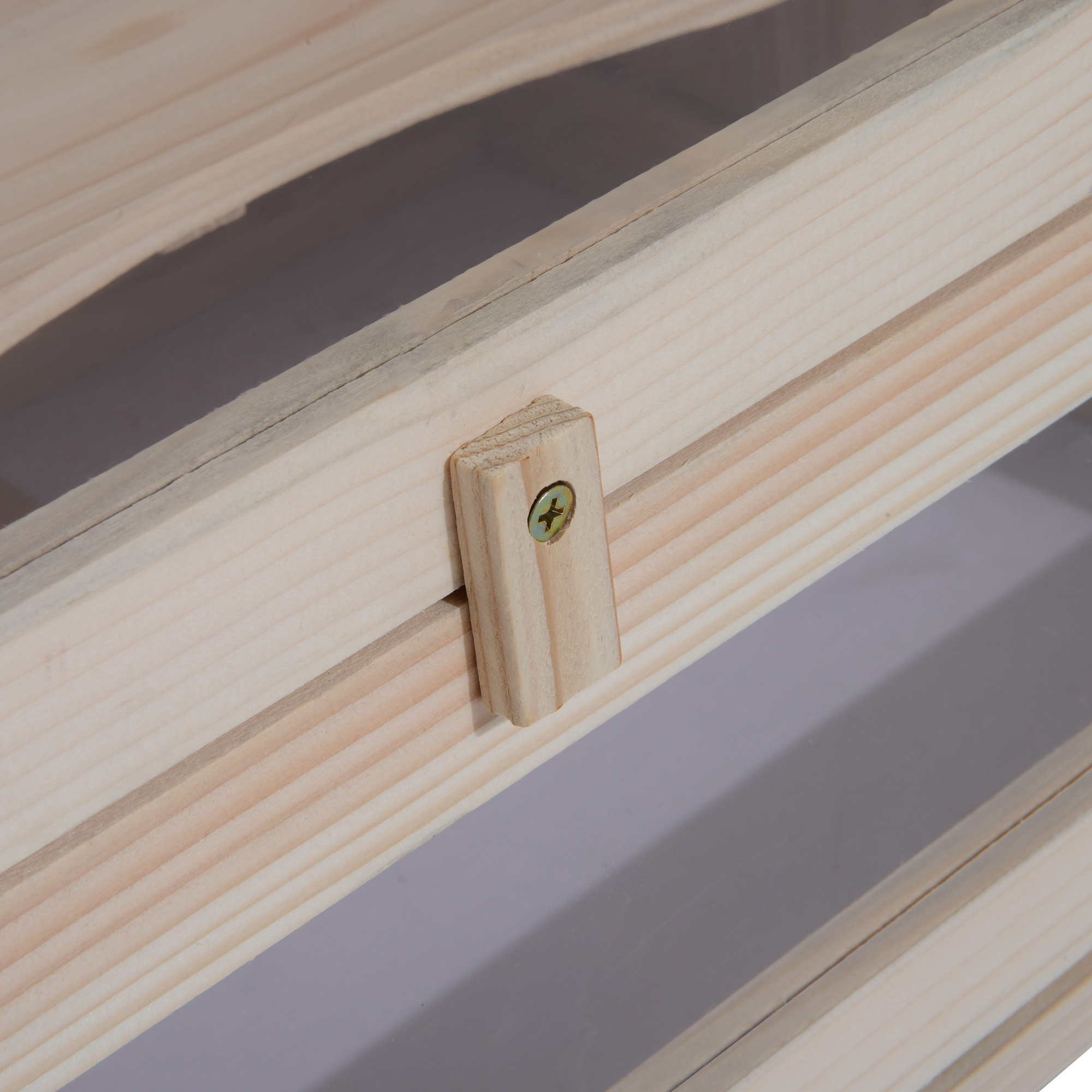 Construcción de madera con pieza de madera atornillada.