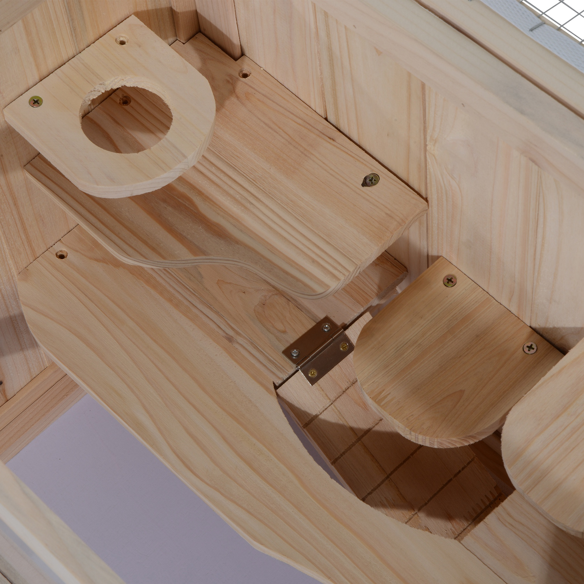 Estructura de madera con aberturas redondas y rectangulares, tornillos y bisagra.