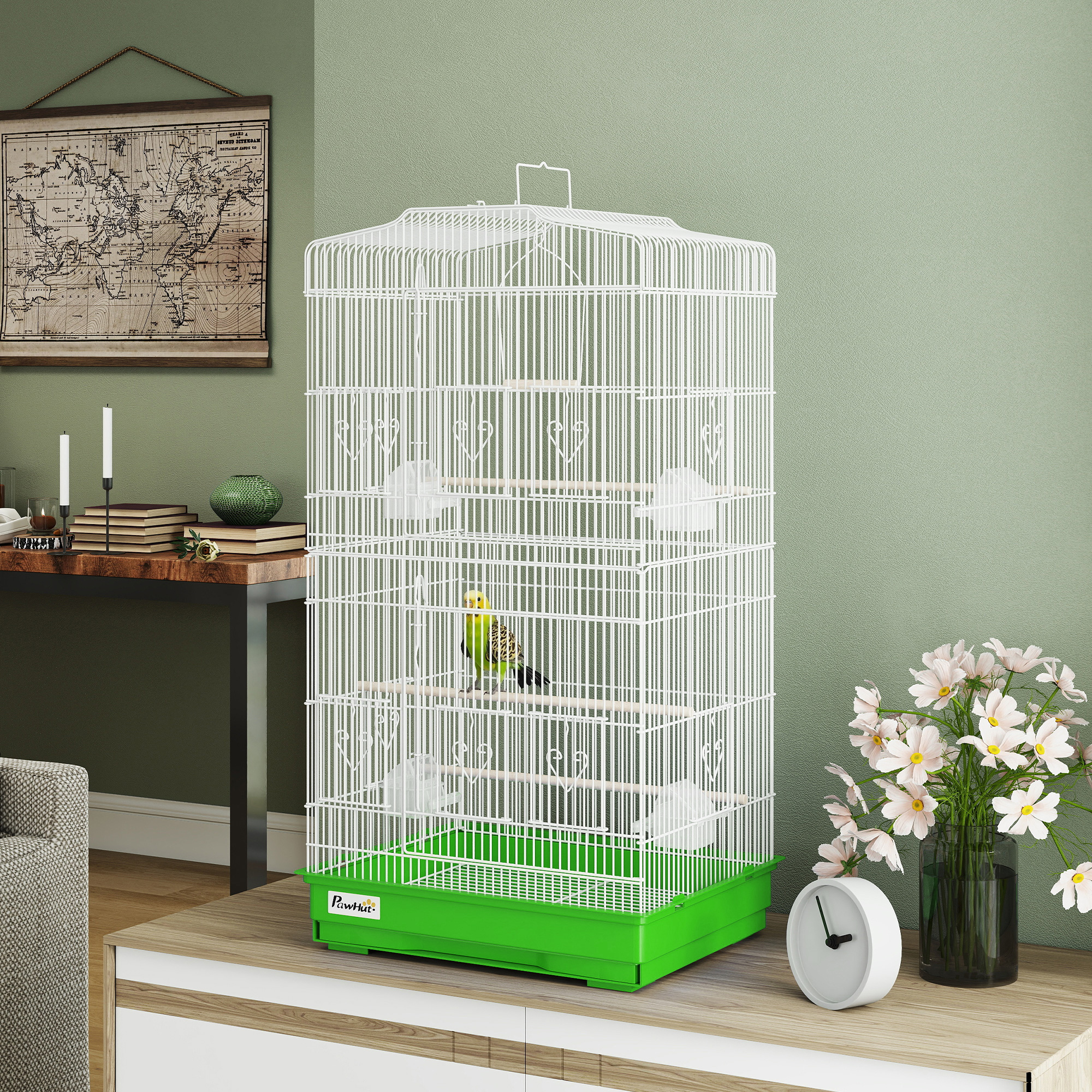 Una jaula blanca con un periquito y una bandeja verde está sobre un mueble de madera.