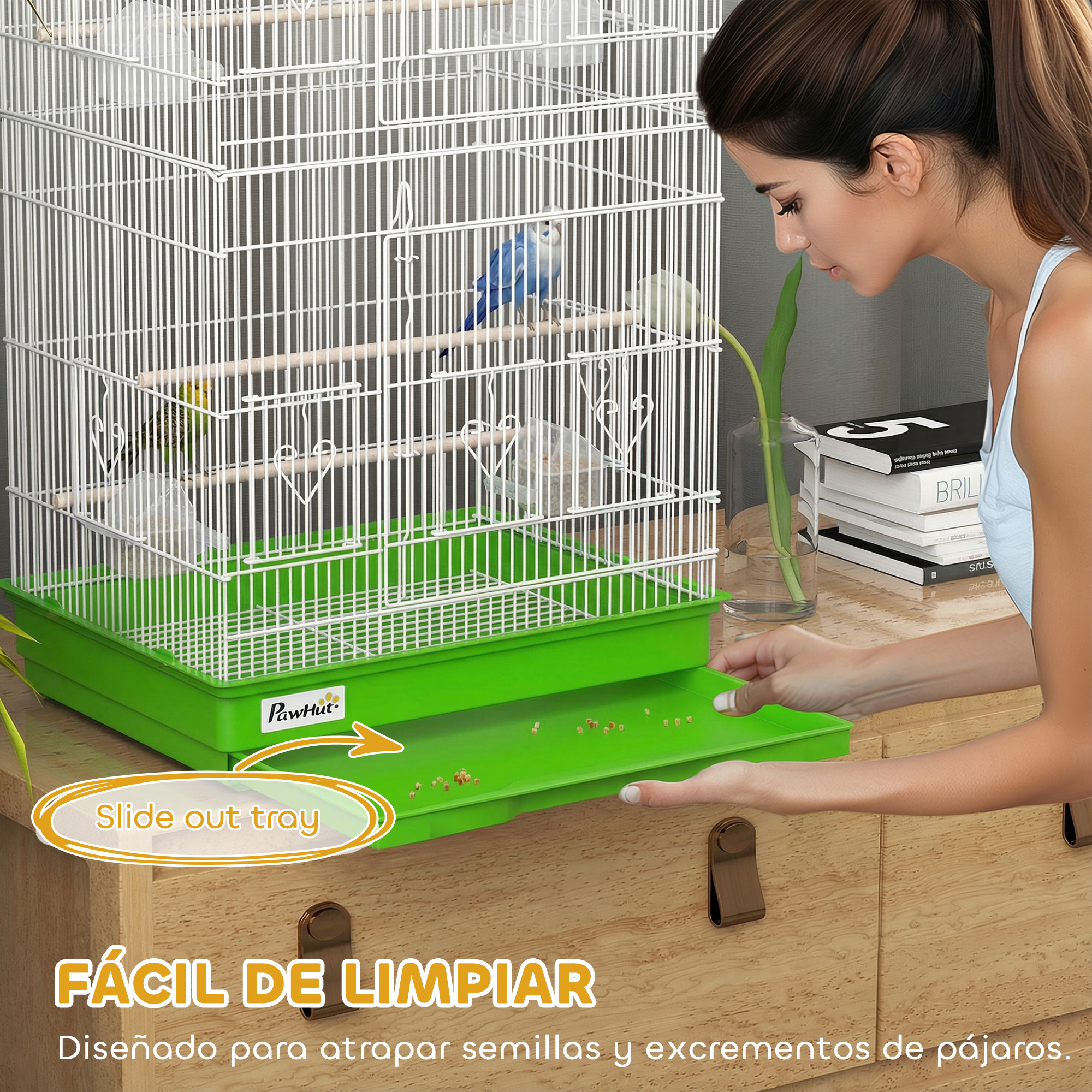 Una mujer saca una bandeja verde de una jaula para pájaros con periquitos dentro.