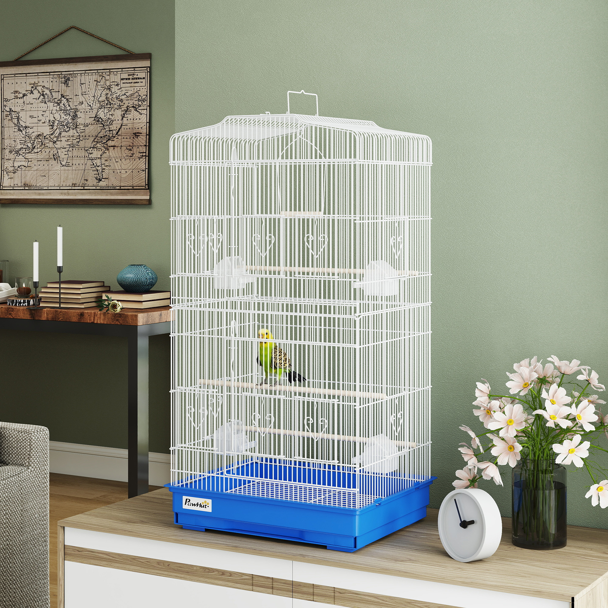 Una jaula blanca para pájaros con un periquito y base azul sobre mesa de madera.