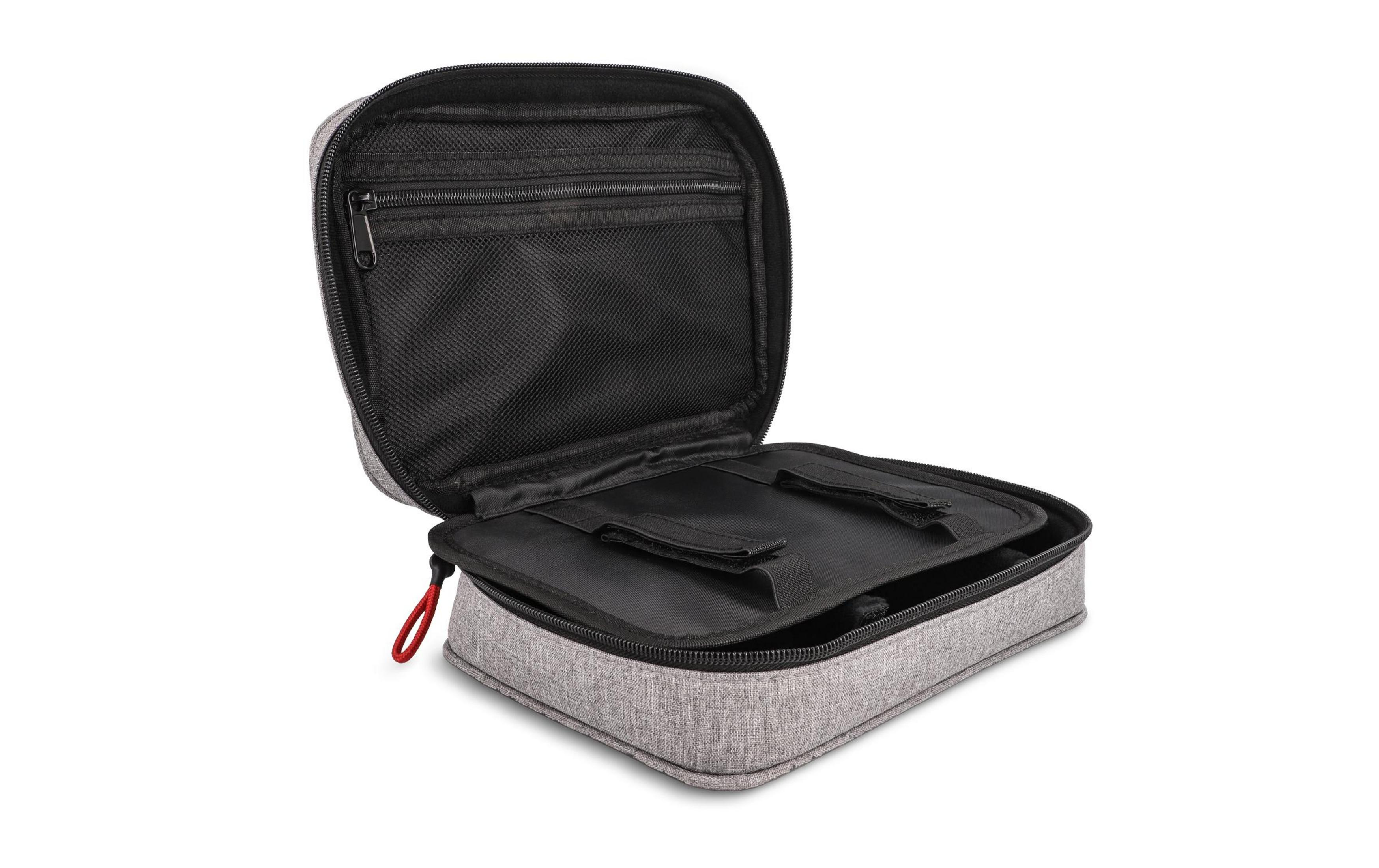 Graue Tasche mit offenem Fach, schwarzem Netz und rotem Reißverschlussgriff.