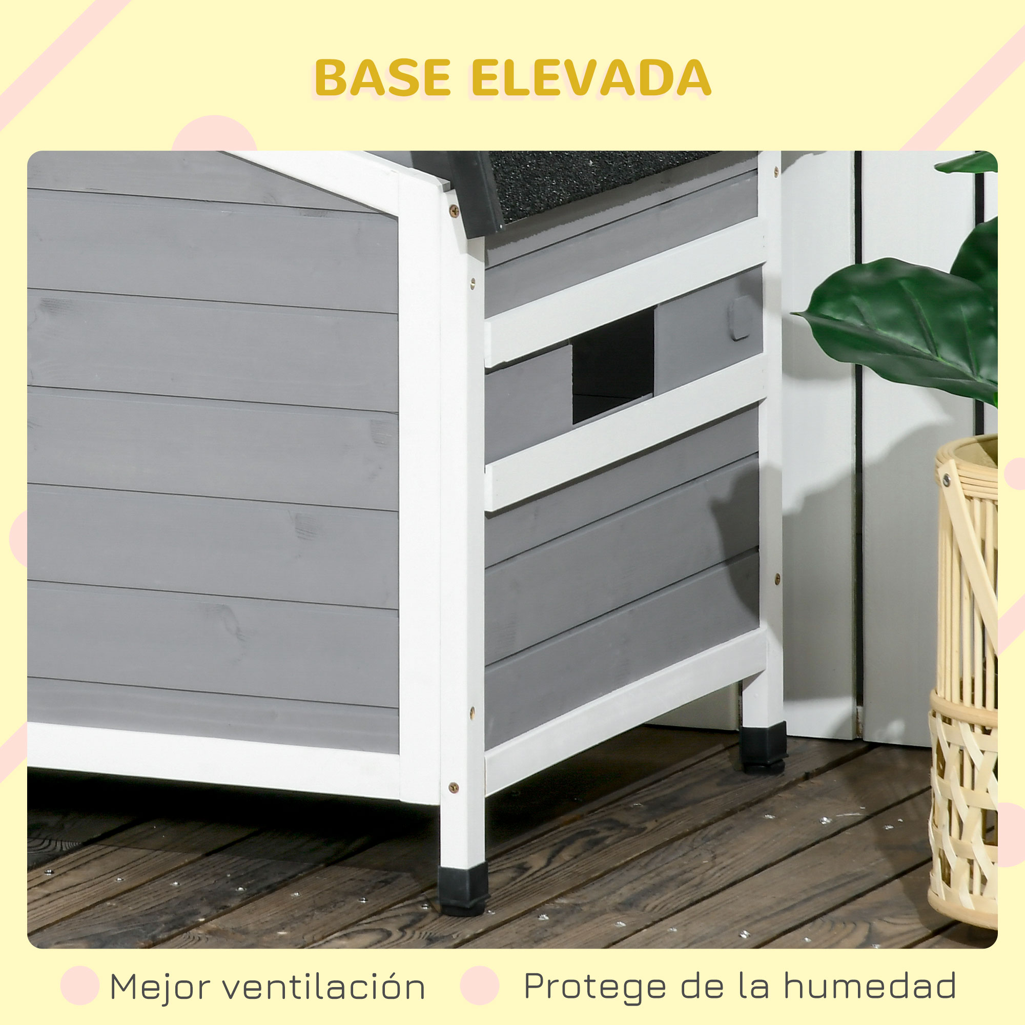 Casa de madera gris con marco blanco y techo negro, elevada.