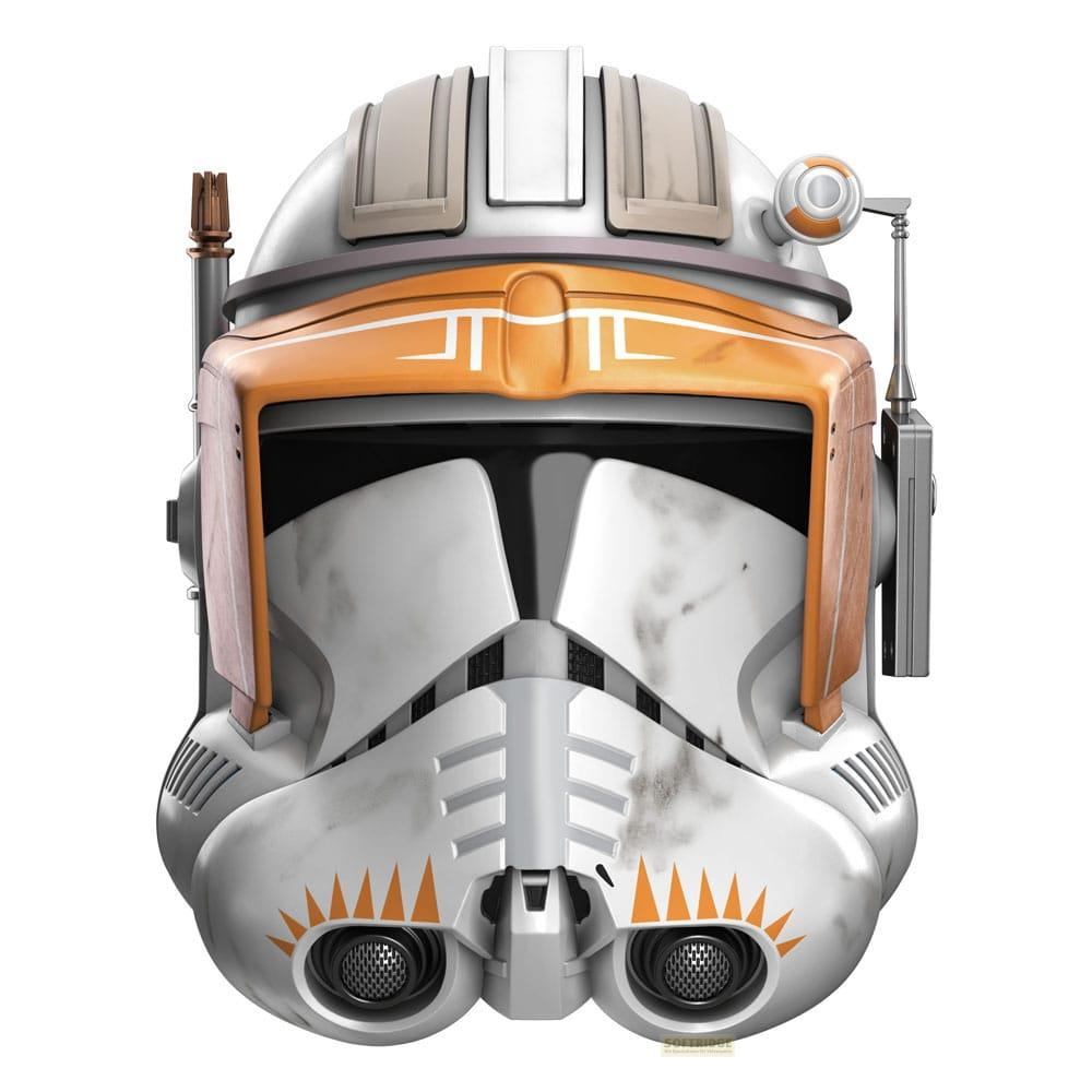 Ein weißer und oranger Klonkriegerhelm mit Schmutzspuren und orangefarbenen Markierungen.
