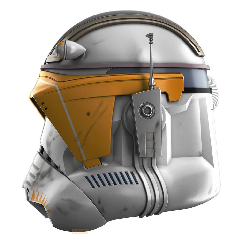 Ein weißer Helm mit orangefarbenen Akzenten und einem Antennenaufsatz.