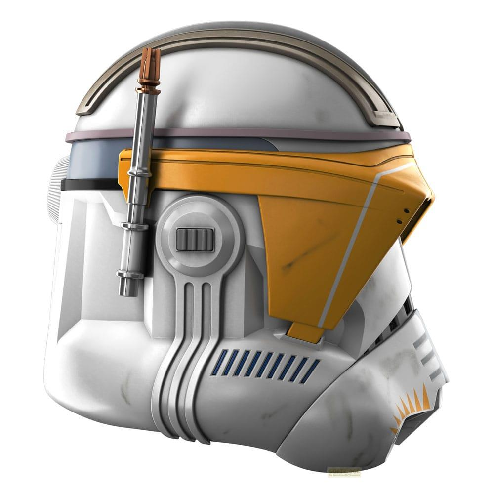 Ein weißer Helm mit orangefarbenen Akzenten und einem Antennenaufsatz.