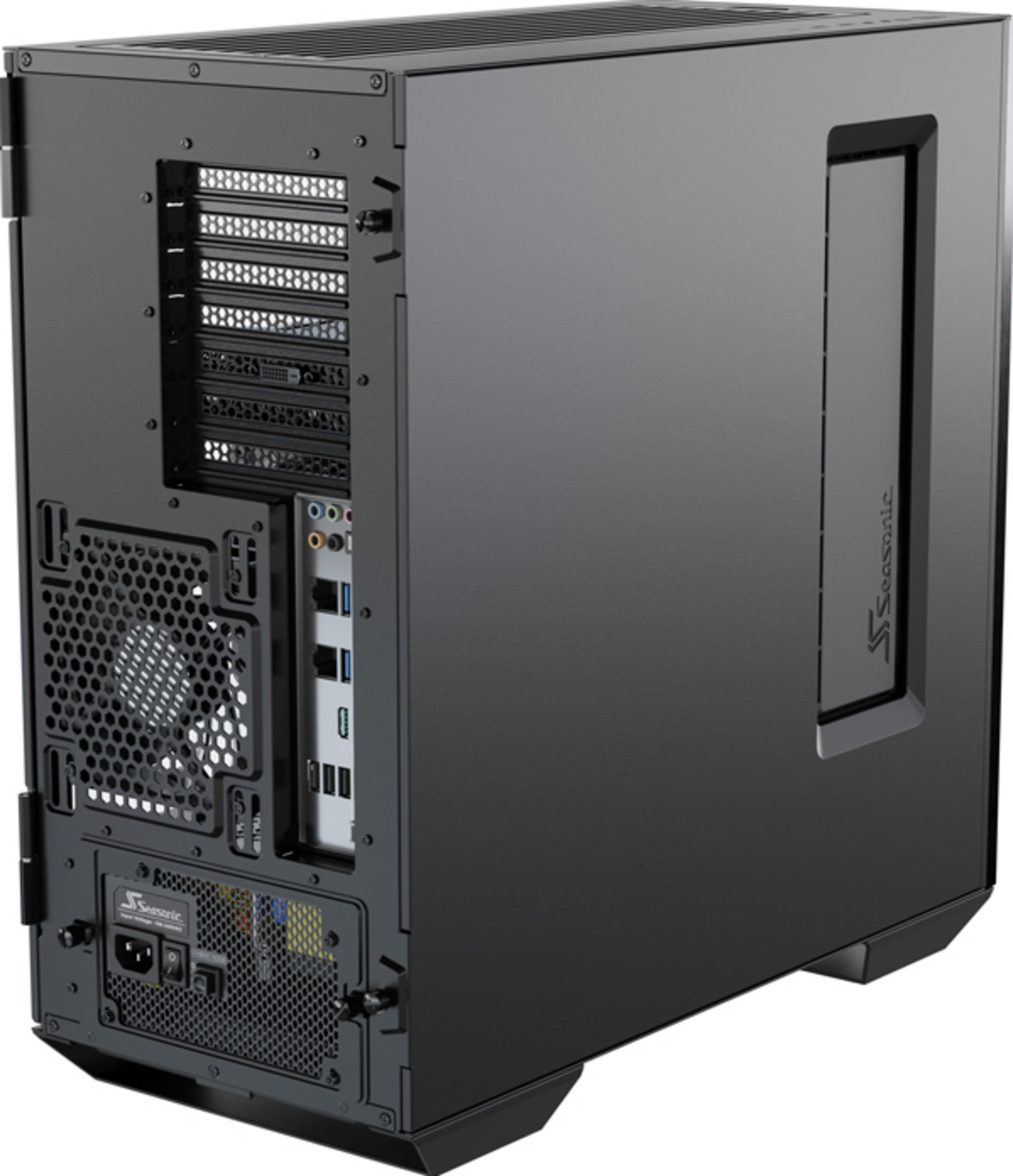 Rückseite eines schwarzen Computergehäuses mit Anschlüssen, Lüftergitter und Netzteil.