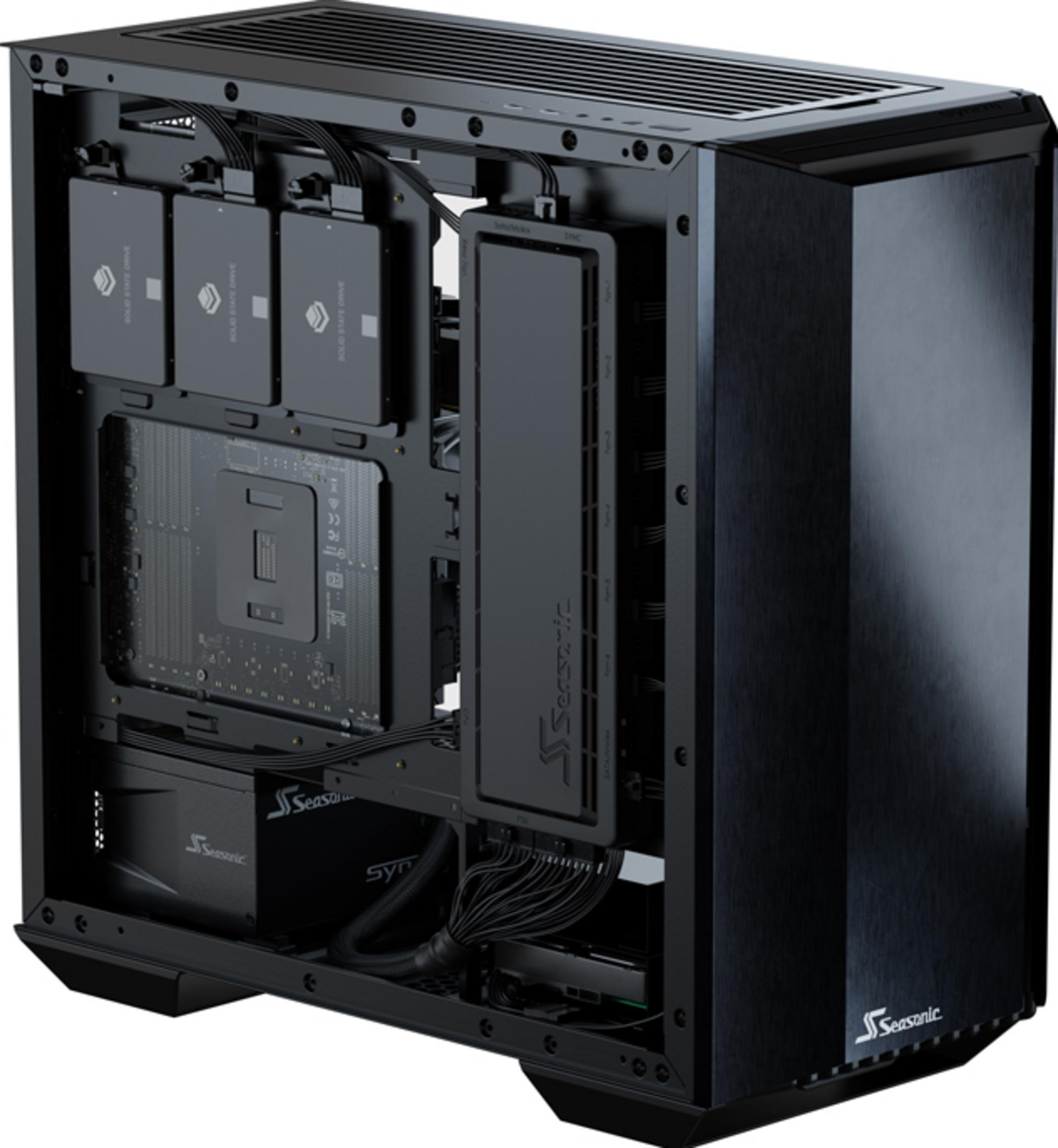 Schwarzes PC-Gehäuse mit internen Komponenten: Mainboard, SSDs, Netzteil, Kabel.