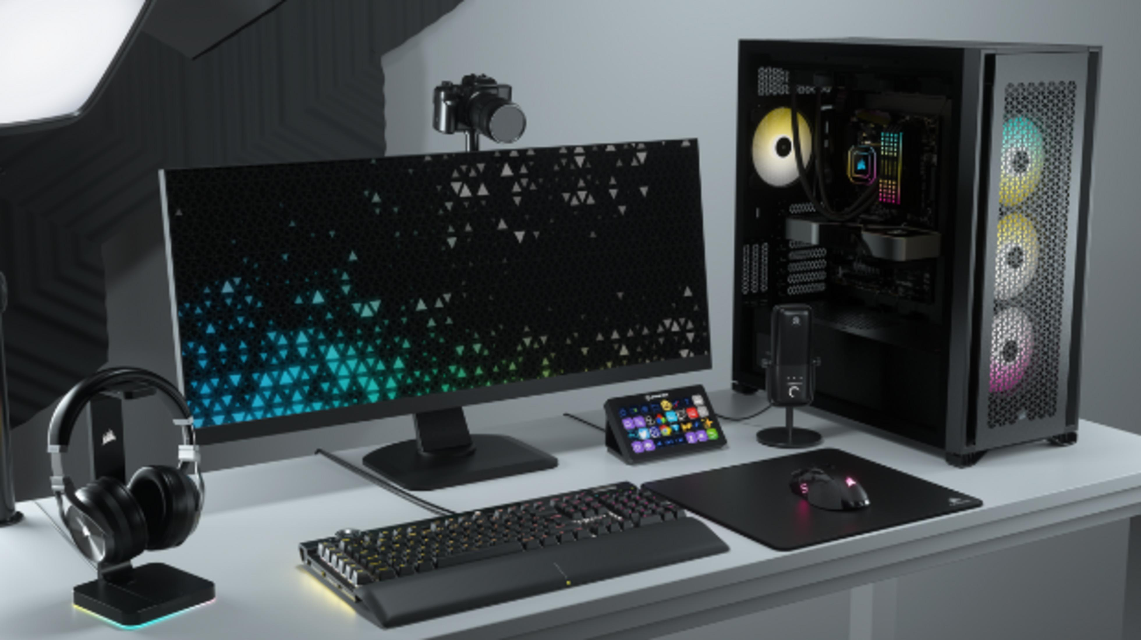 Zestaw do gier z komputerem, monitorem, klawiaturą, myszą, słuchawkami i mikrofonem.