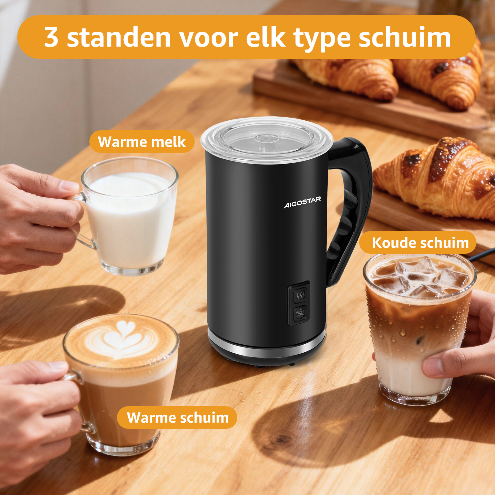 Schwarzer Milchaufschäumer mit heißer Milch, heißem und kaltem Milchschaum und Croissants.