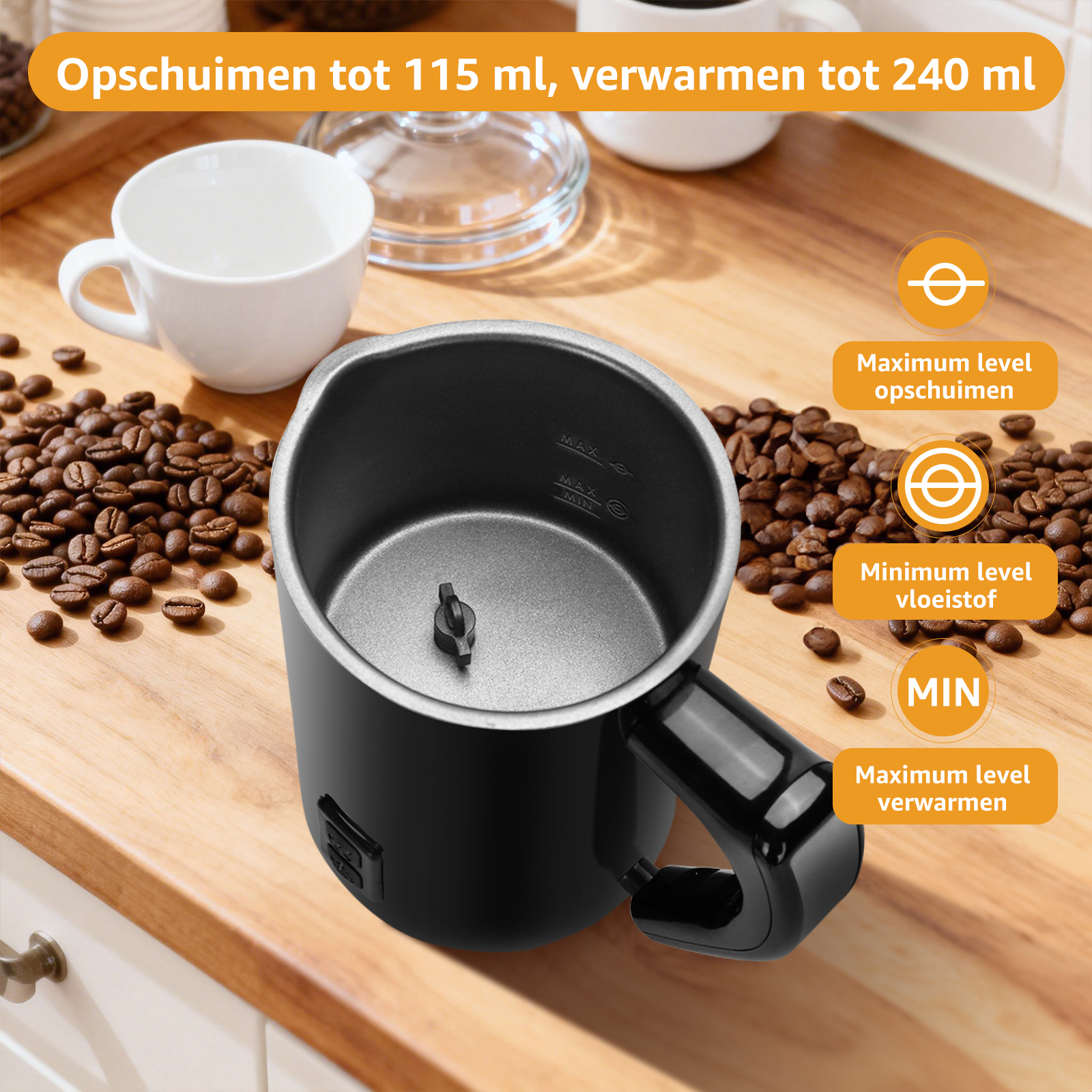 Schwarzer Milchaufschäumer mit Kaffeebohnen und Tassen auf Holztisch.