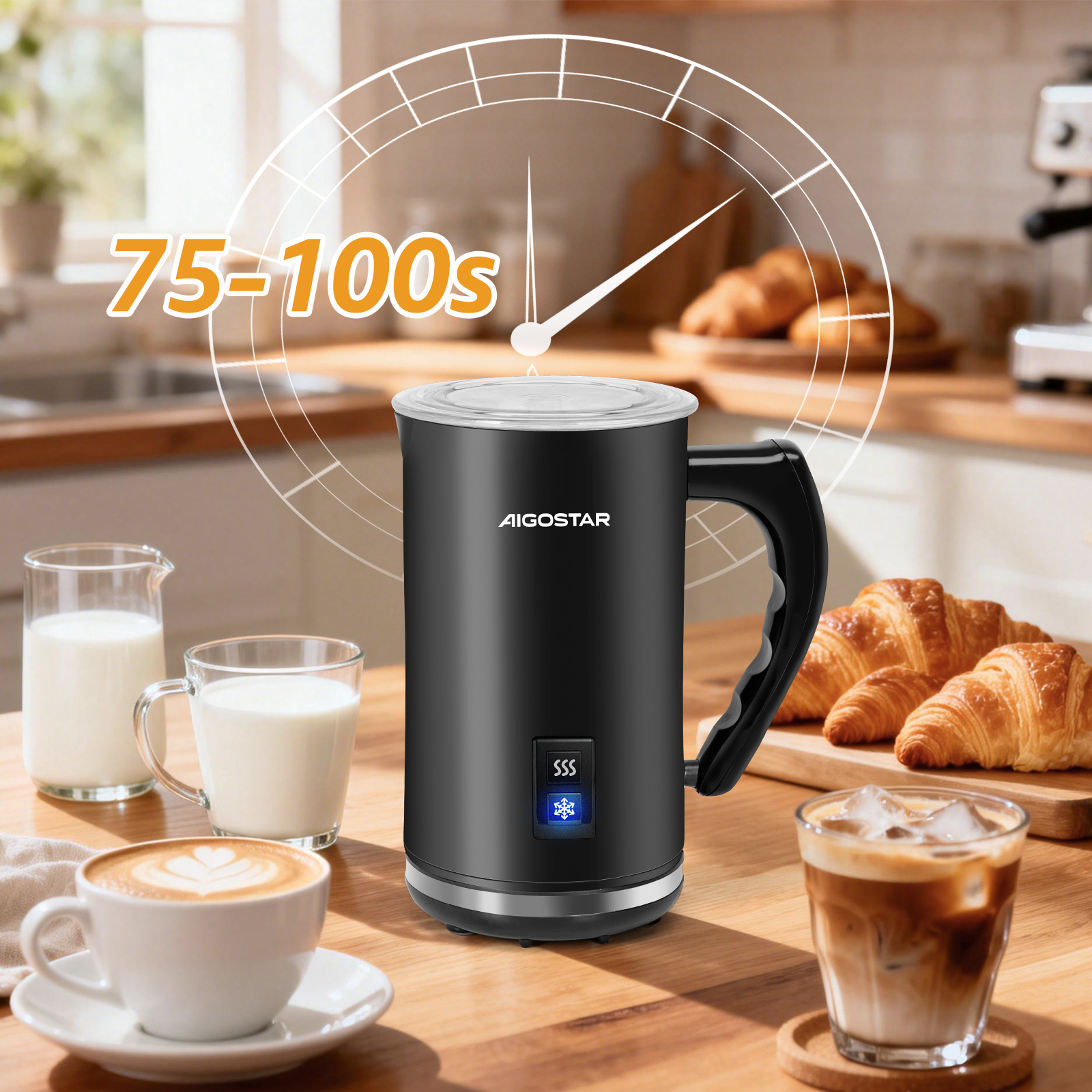 Ein schwarzer Milchaufschäumer steht auf einem Holztisch mit Kaffee und Croissants.