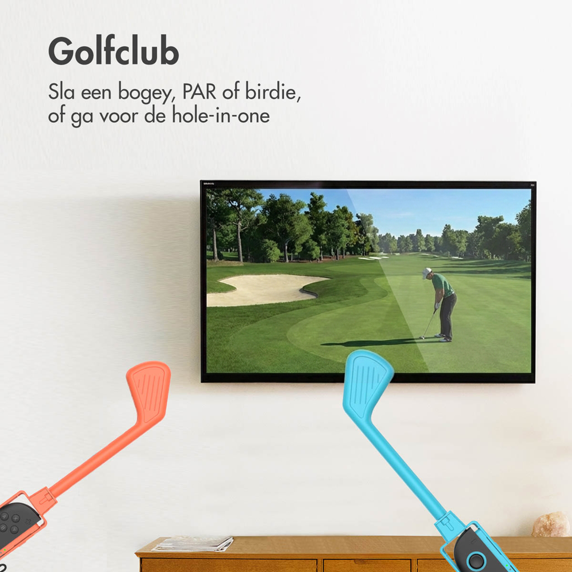 Controller a mazza da golf davanti a uno schermo TV con campo da golf.