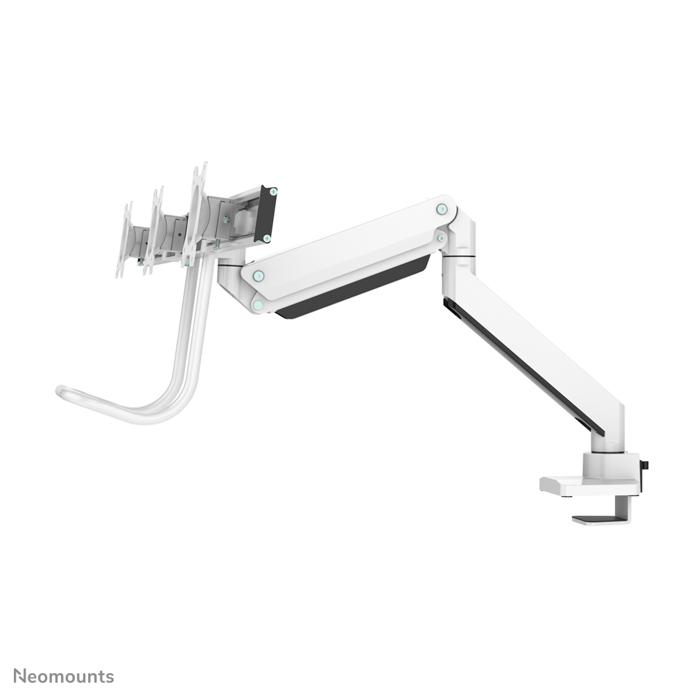 Een witte monitorarm met klemvoet en drie schermbevestigingen.
