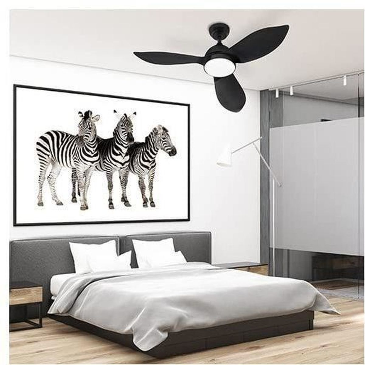 Una camera da letto con letto, quadro di zebre e ventilatore da soffitto nero.