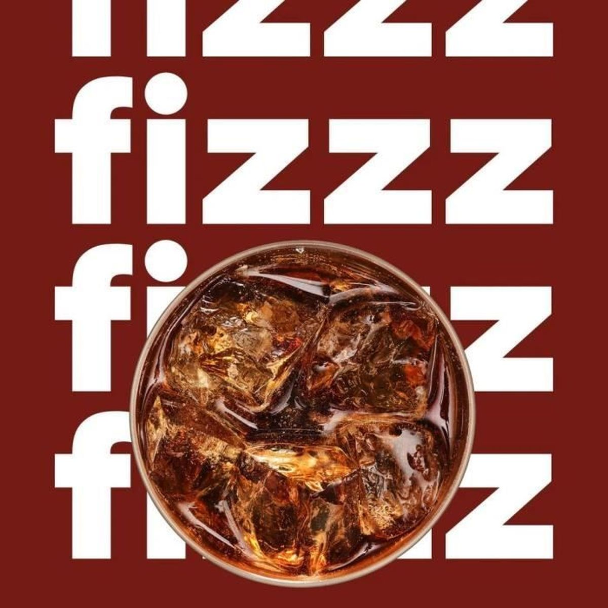Ein Glas Cola mit Eis, daneben weiße Schrift auf rotem Hintergrund.