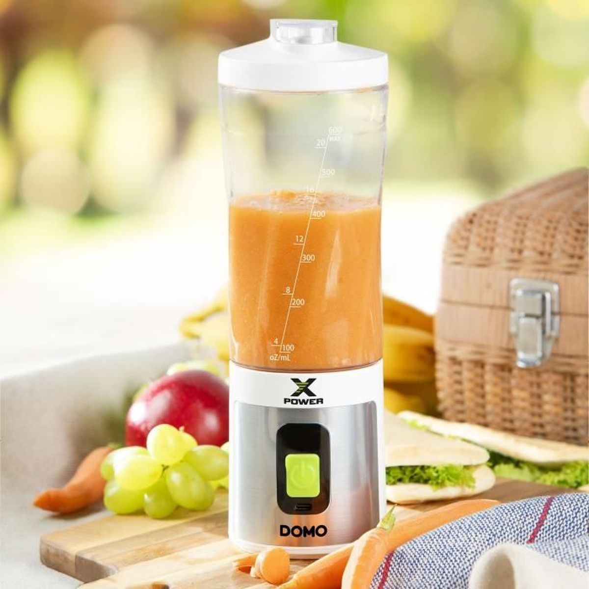 Ein Mixer mit orangefarbenem Inhalt steht neben Obst und Sandwiches.