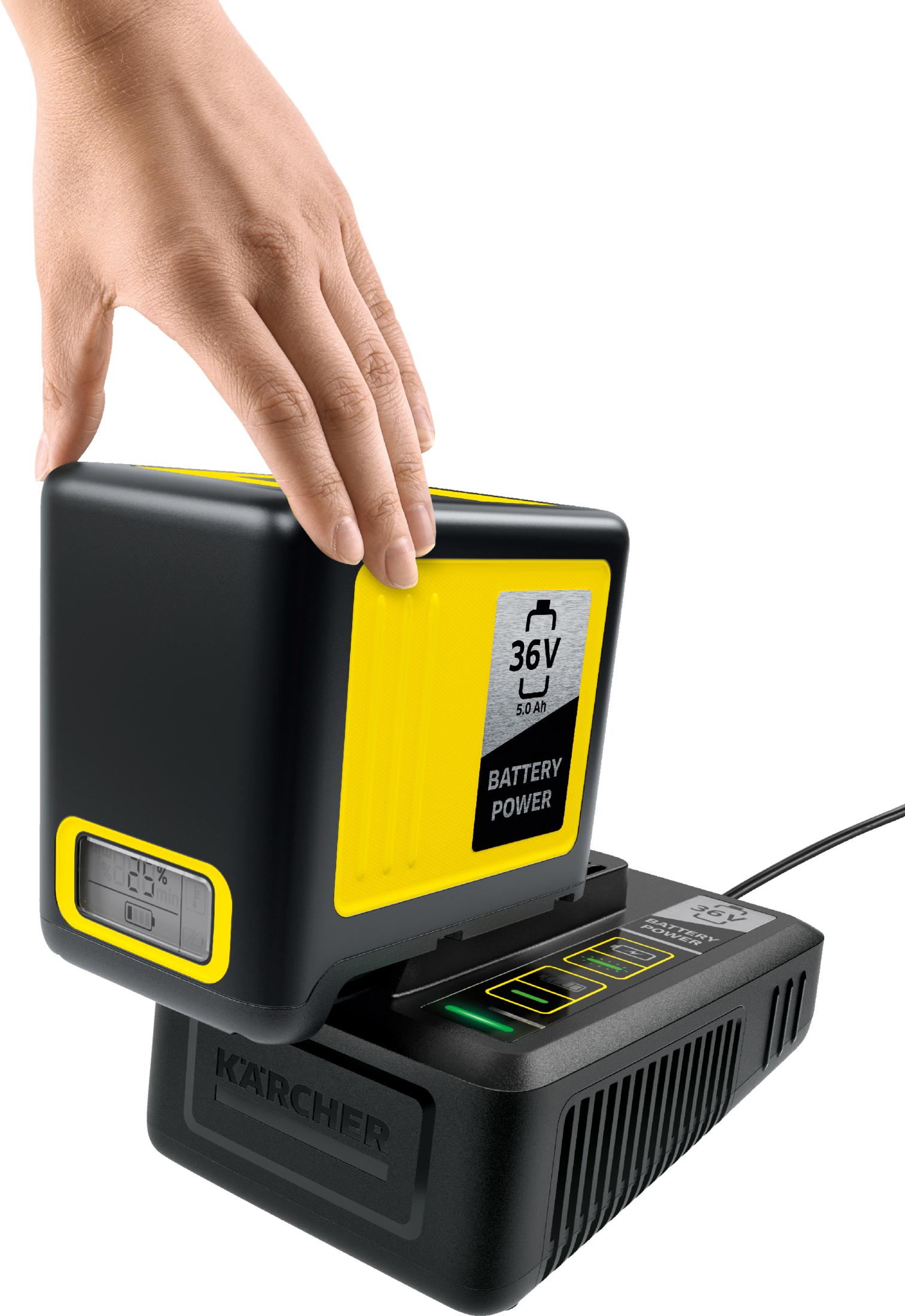 Mano posiziona batteria nera 36V su caricatore Kärcher con display.