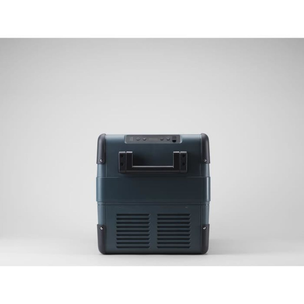 Un box frigo blu scuro con manico e prese d'aria su sfondo grigio.
