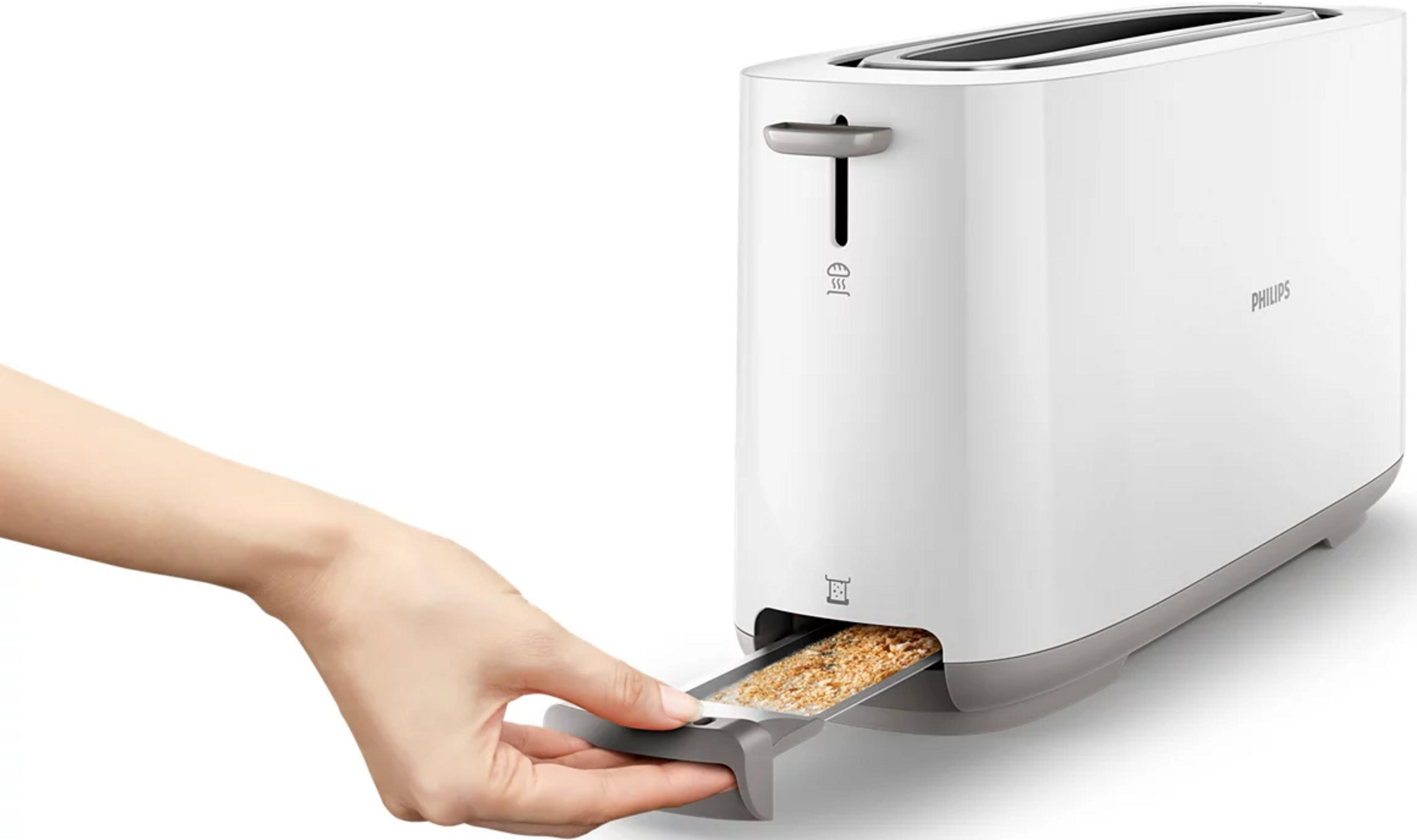 Weißer Philips-Toaster mit herausgezogener Krümelschublade von einer Hand.