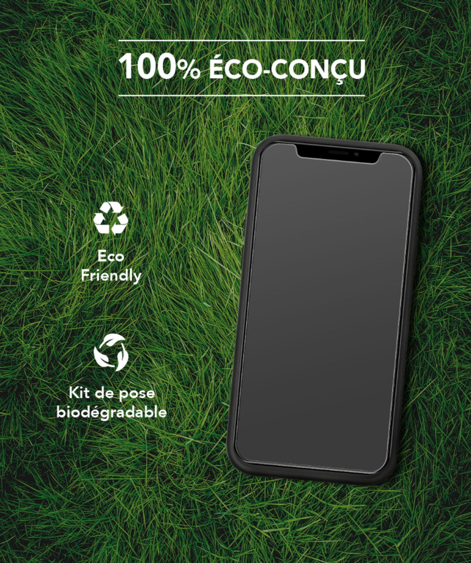 Een smartphone op groen gras, met tekst en eco-iconen.