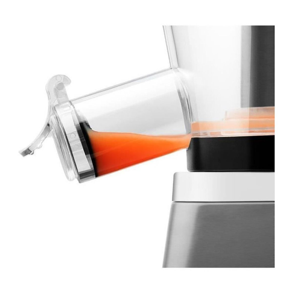 Saft fließt aus einem Entsafterauslauf. Der Saft ist leuchtend orange.