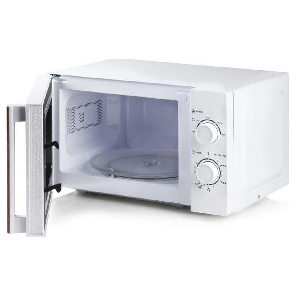 Biała kuchenka mikrofalowa z otwartymi drzwiami, talerzem obrotowym i pokrętłami.