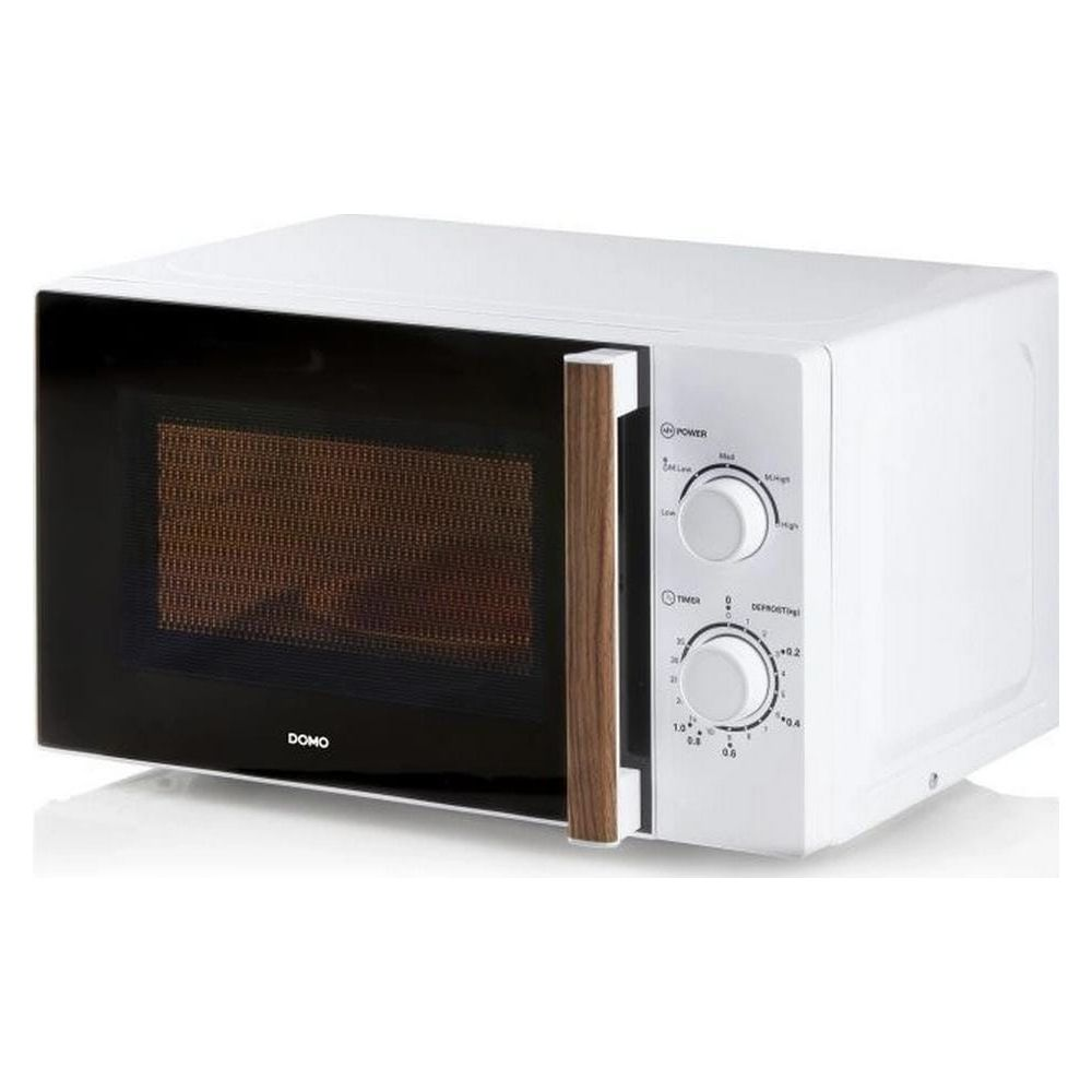 Biała kuchenka mikrofalowa z drewnianą rączką i czarnymi drzwiami.