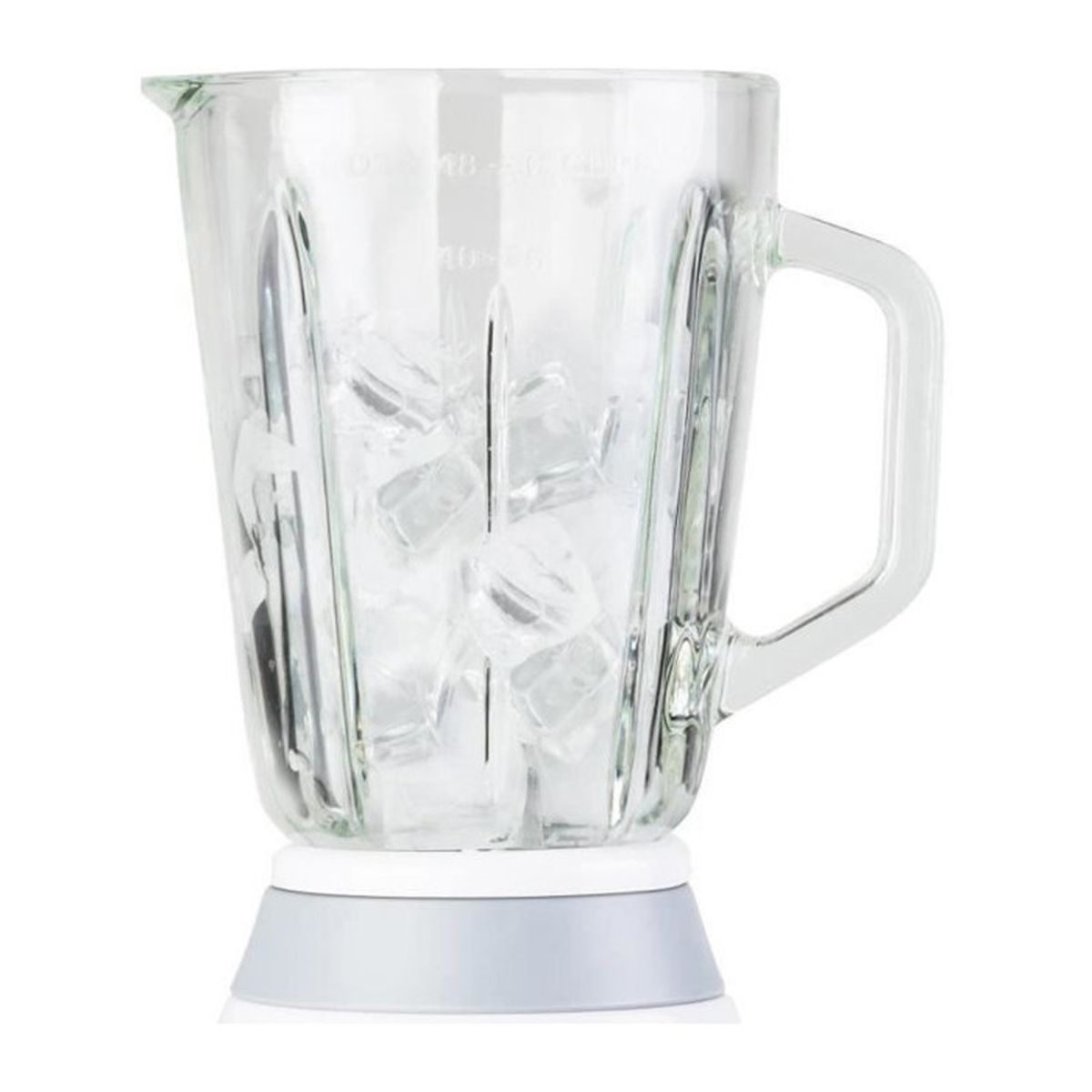 Un vaso de licuadora lleno de cubitos de hielo descansa sobre una base blanca.