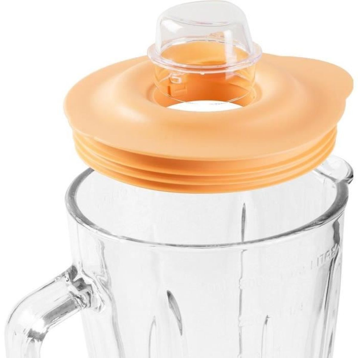 Una tapa de licuadora naranja con un vaso medidor transparente se asienta sobre un frasco de vidrio.