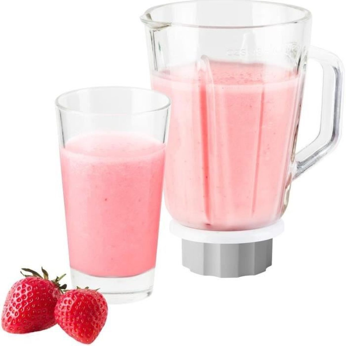 Un vaso y un vaso de licuadora llenos de batido rosa, con dos fresas al lado.
