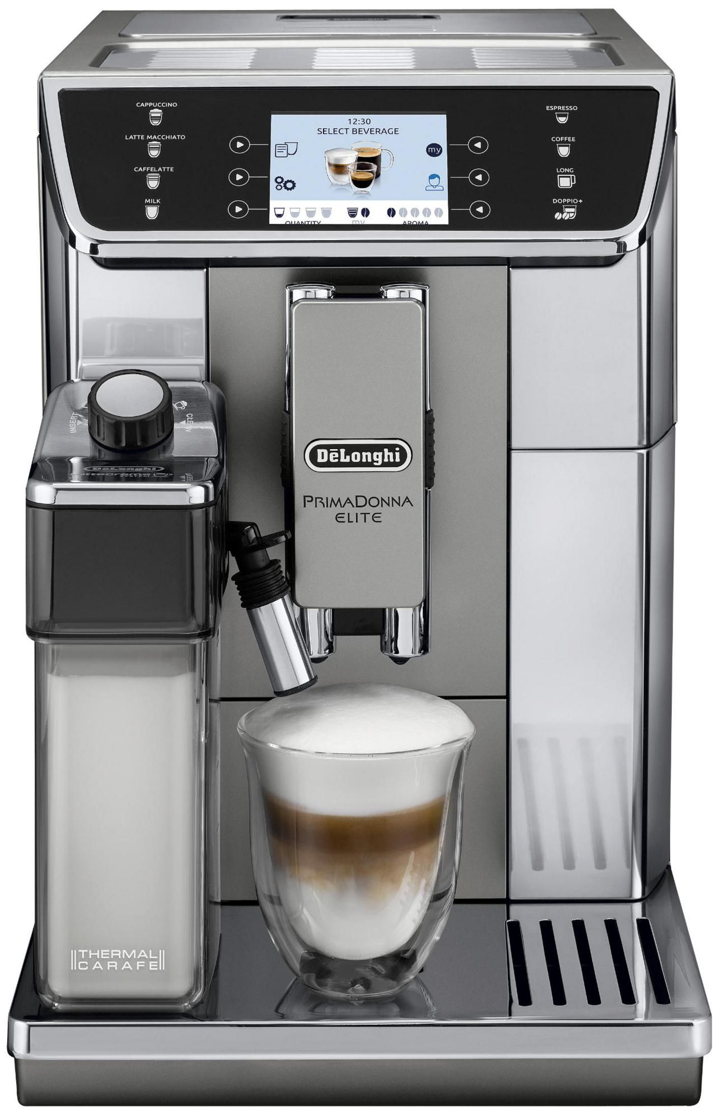 Eine silberne DeLonghi Kaffeemaschine mit Milchkaraffe und einem Glas Latte Macchiato.
