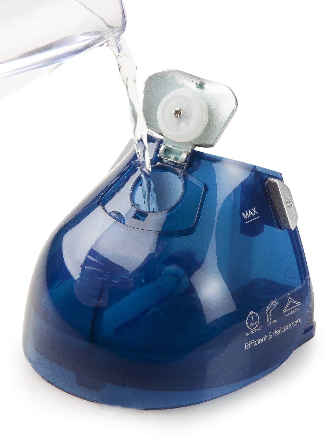 Wasser wird in einen blauen Dampfbügeleinsatz gegossen. Max-Markierung sichtbar.