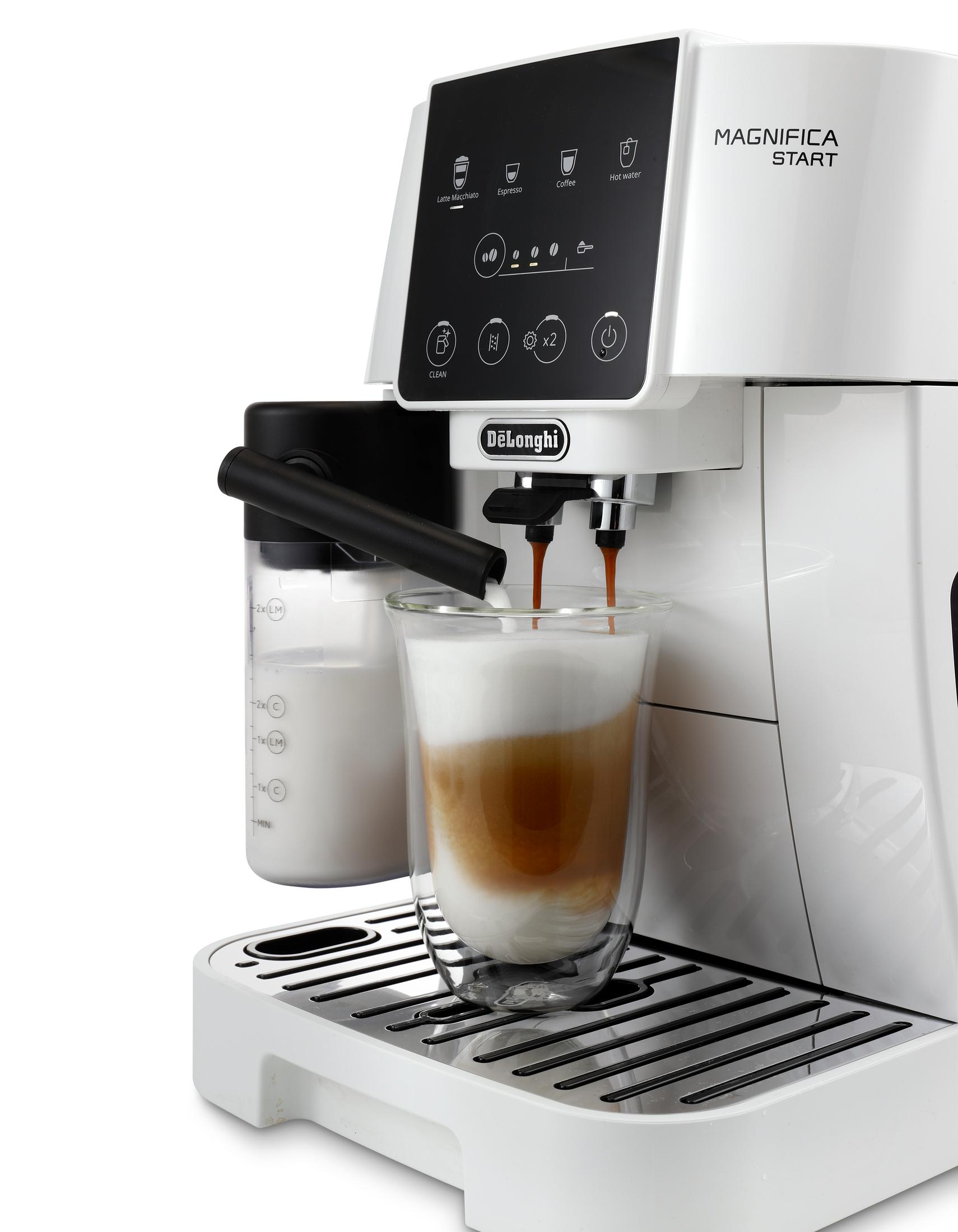 Biały ekspres DeLonghi parzy latte macchiato do szklanki.
