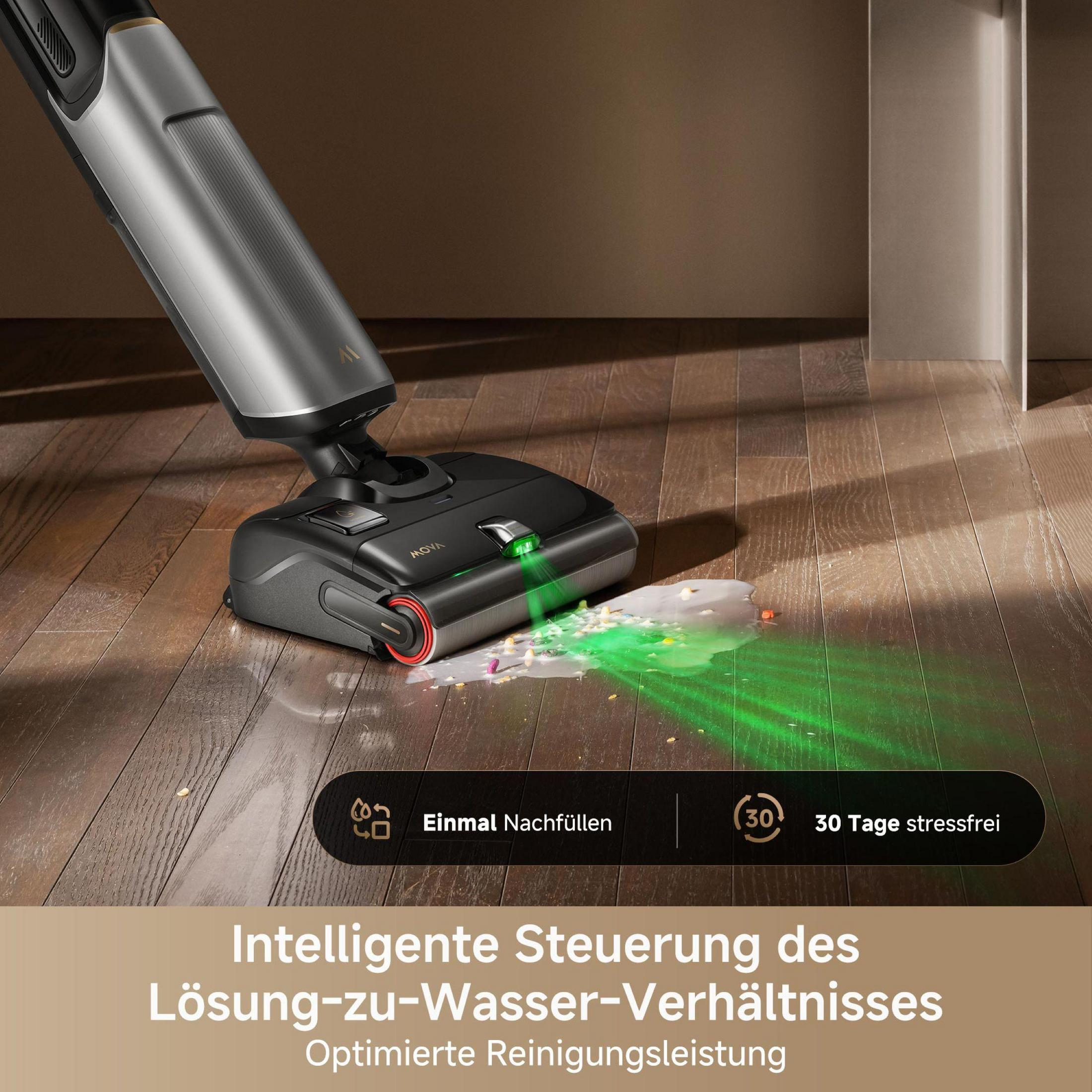 Pulitore per pavimenti spruzza liquido verde su pavimento in legno sporco.
