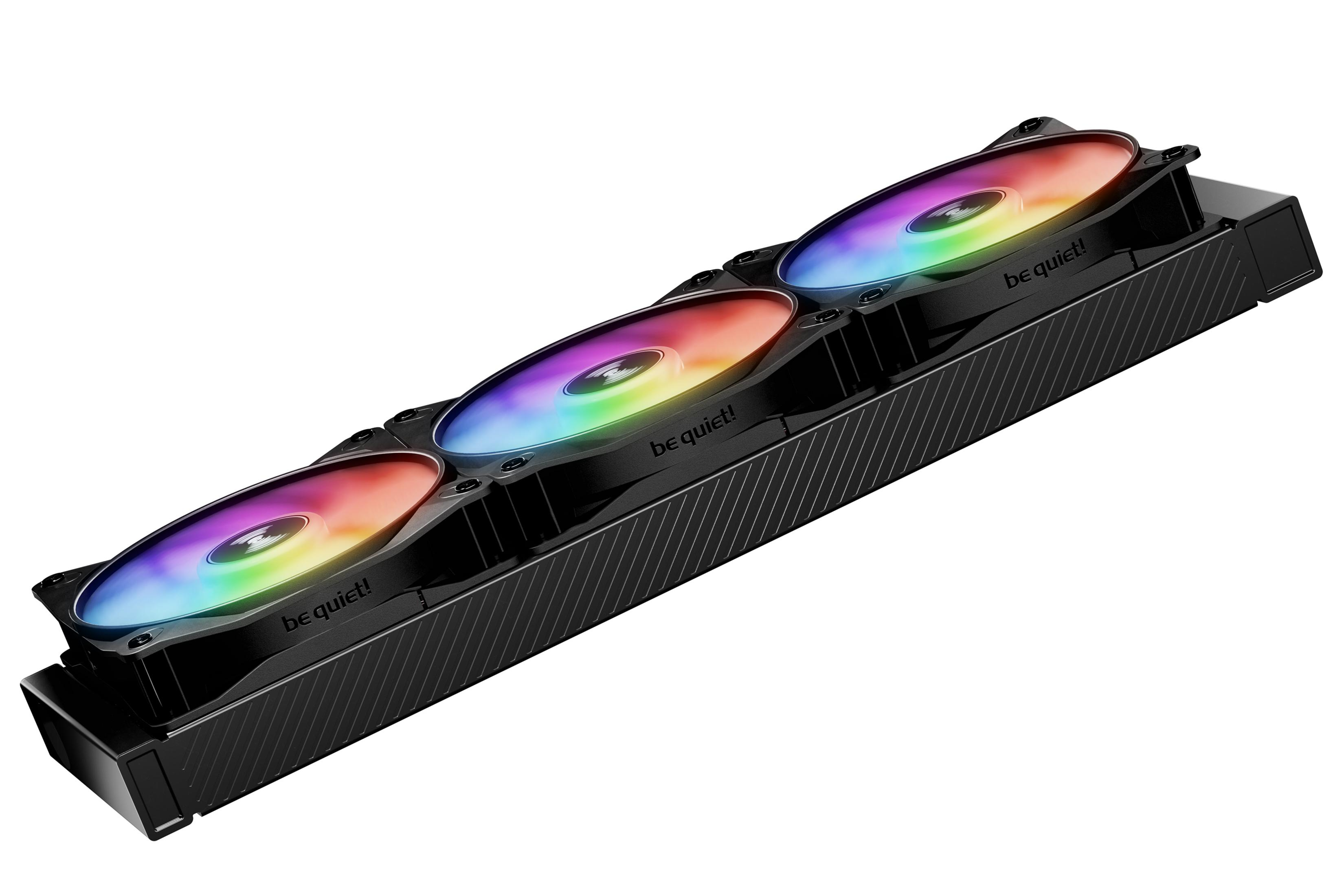 Trzy czarne wentylatory komputerowe z oświetleniem RGB na czarnym stojaku.