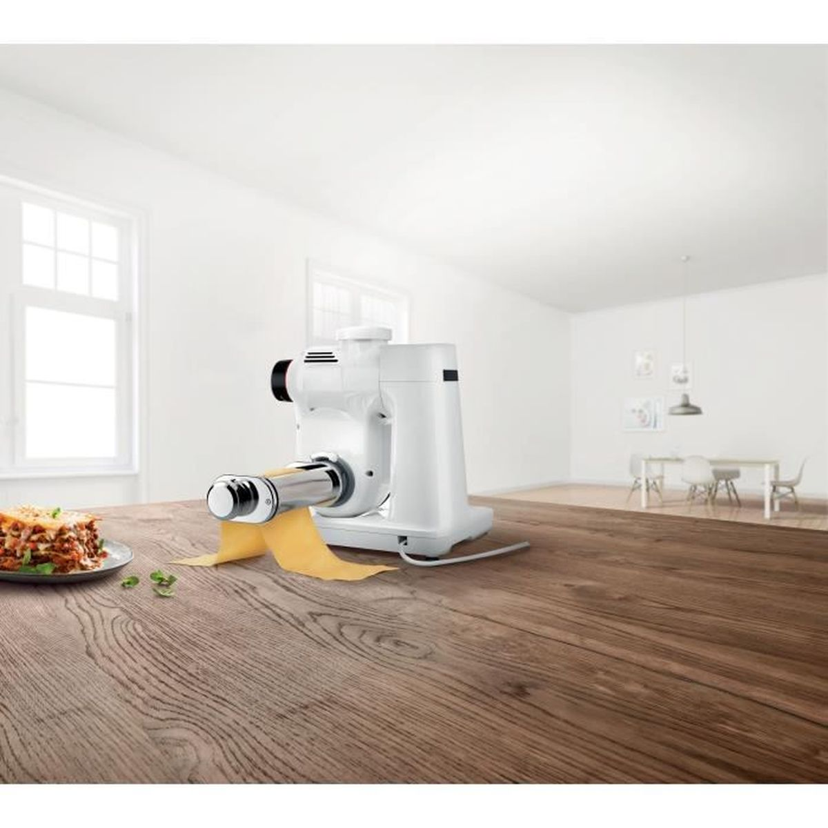 Weiße Nudelmaschine auf Holztisch, mit frischen Nudelplatten und Lasagne.
