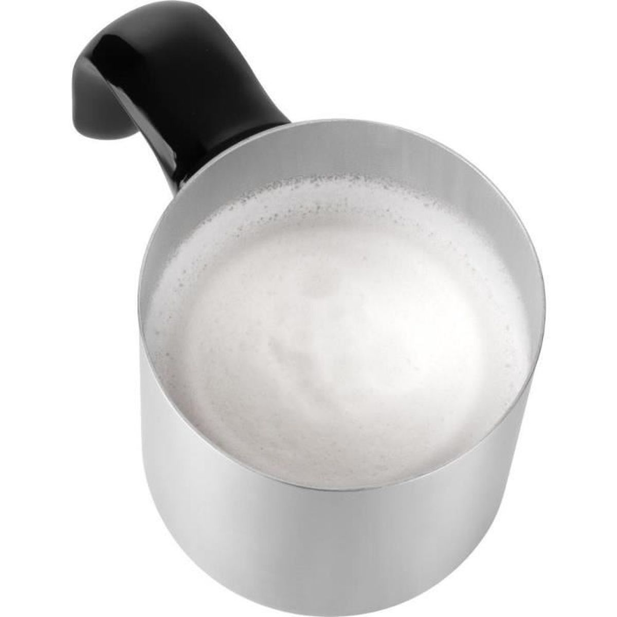 Ein silberner Milchaufschäumer mit schwarzem Griff, gefüllt mit weißem Milchschaum.