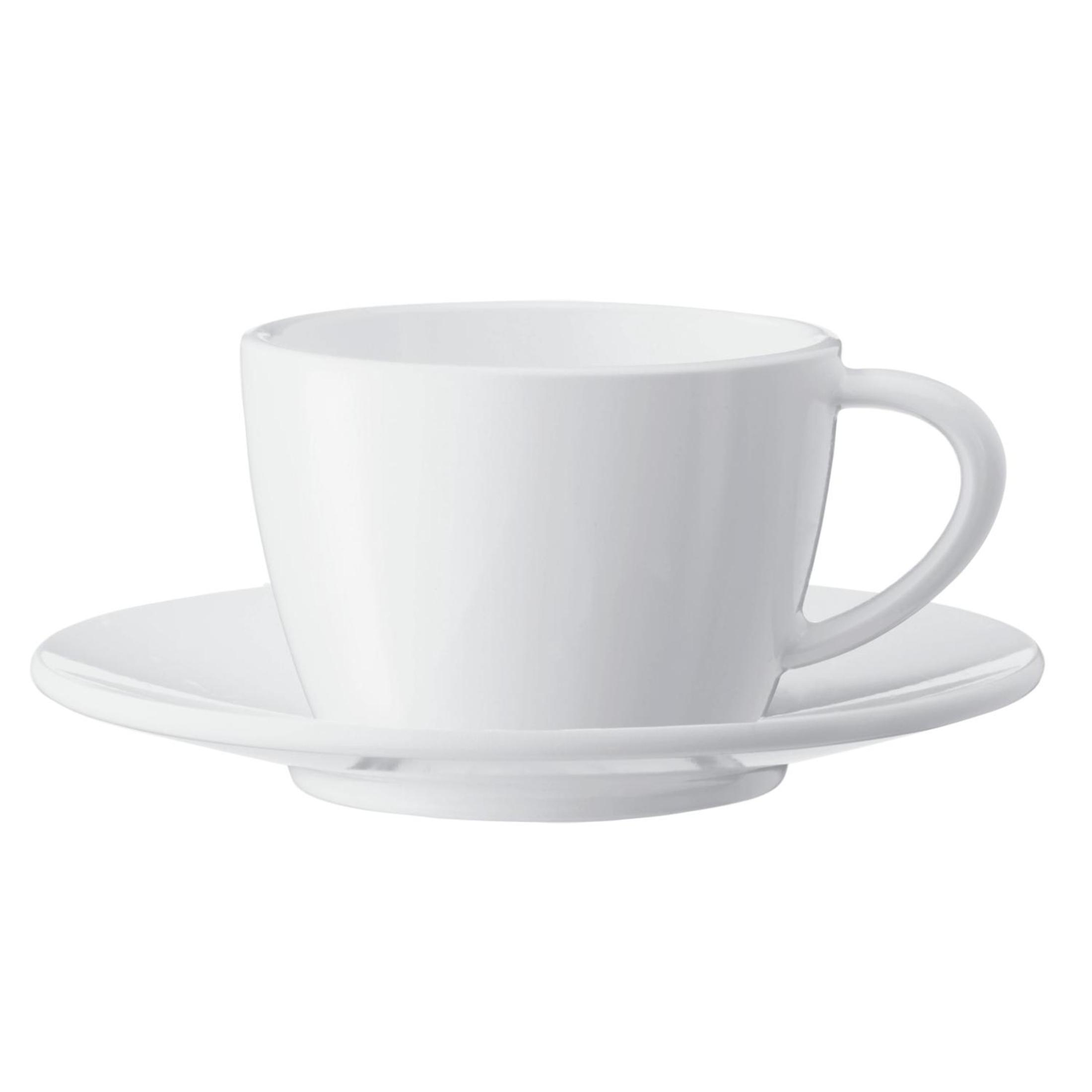 Eine weiße Espressotasse mit Untertasse auf weißem Hintergrund.