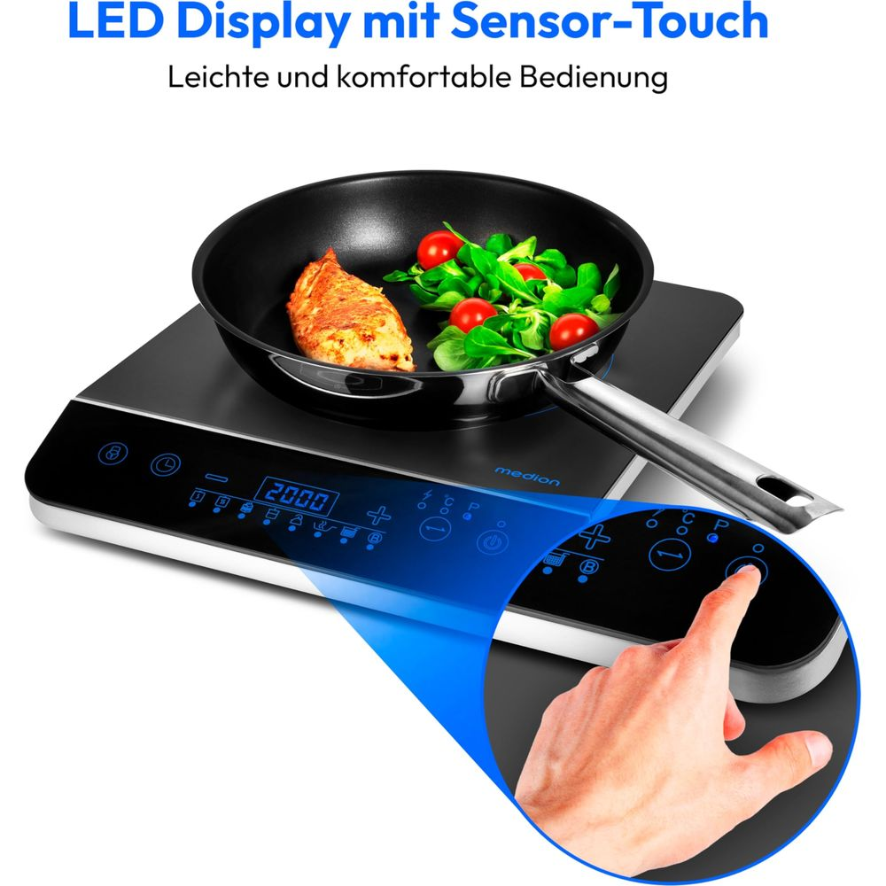 Płyta indukcyjna z patelnią, jedzeniem i panelem dotykowym.