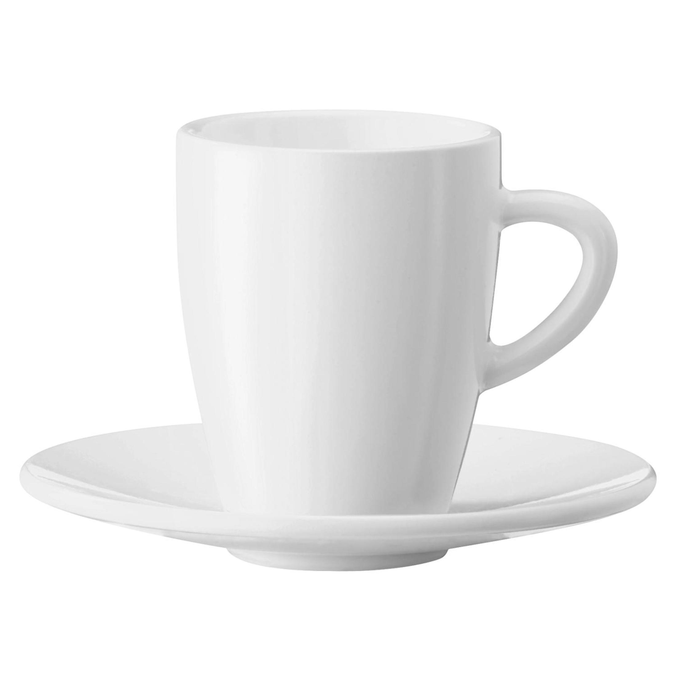 Una taza de café blanca con platillo sobre fondo blanco.