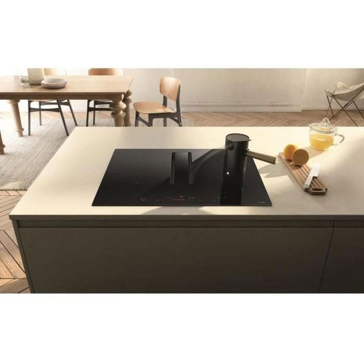 Moderner Kochfeld mit integriertem Abzug, Topf, Orangen, Messer, Saftglas.