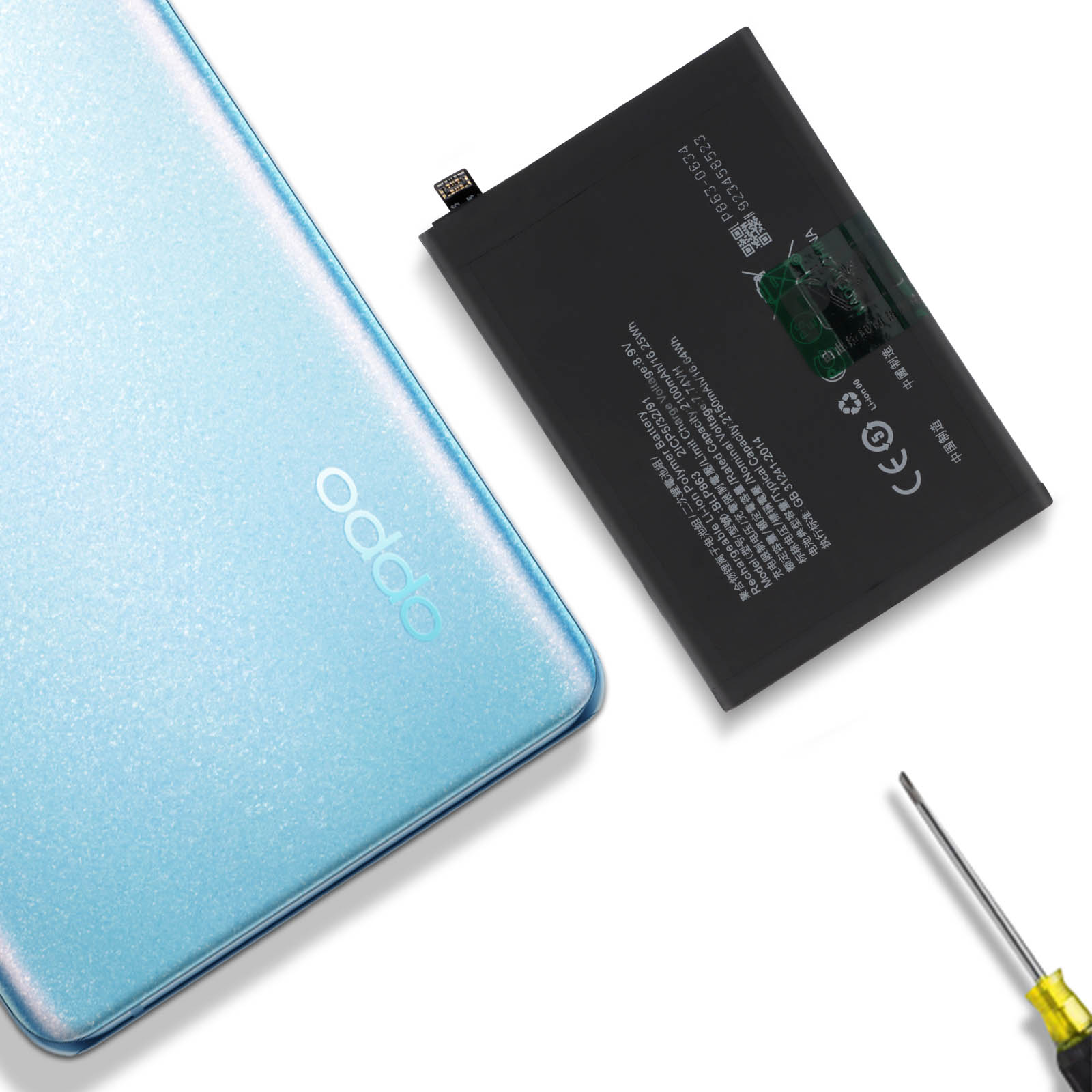 Un teléfono azul y una batería negra yacen junto a un destornillador.