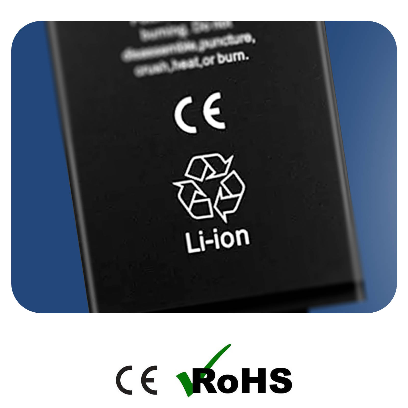 Nahaufnahme eines schwarzen Li-Ion-Akkus mit CE- und Recycling-Symbolen.
