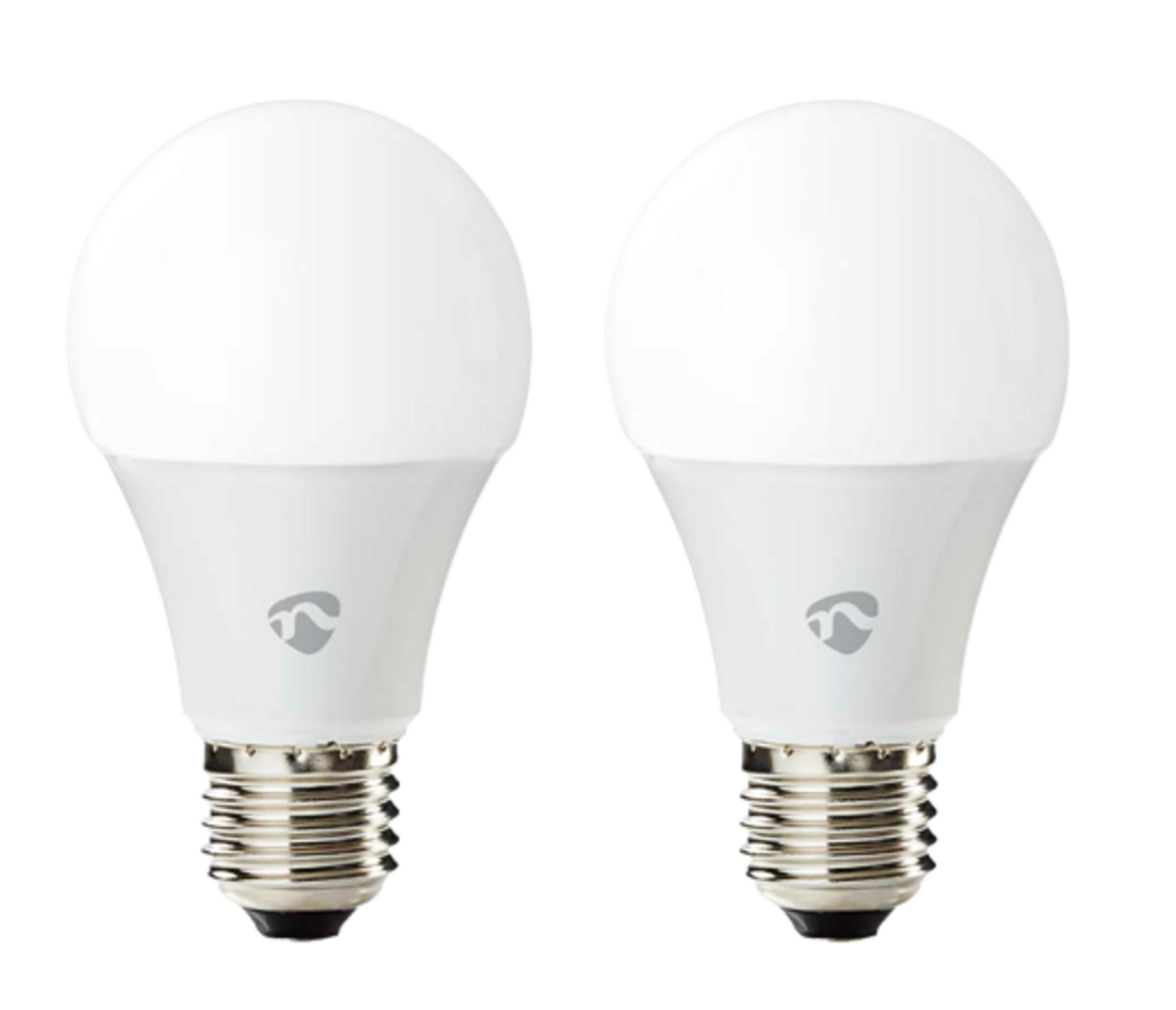 Dwie białe żarówki LED z srebrną podstawą na białym tle.