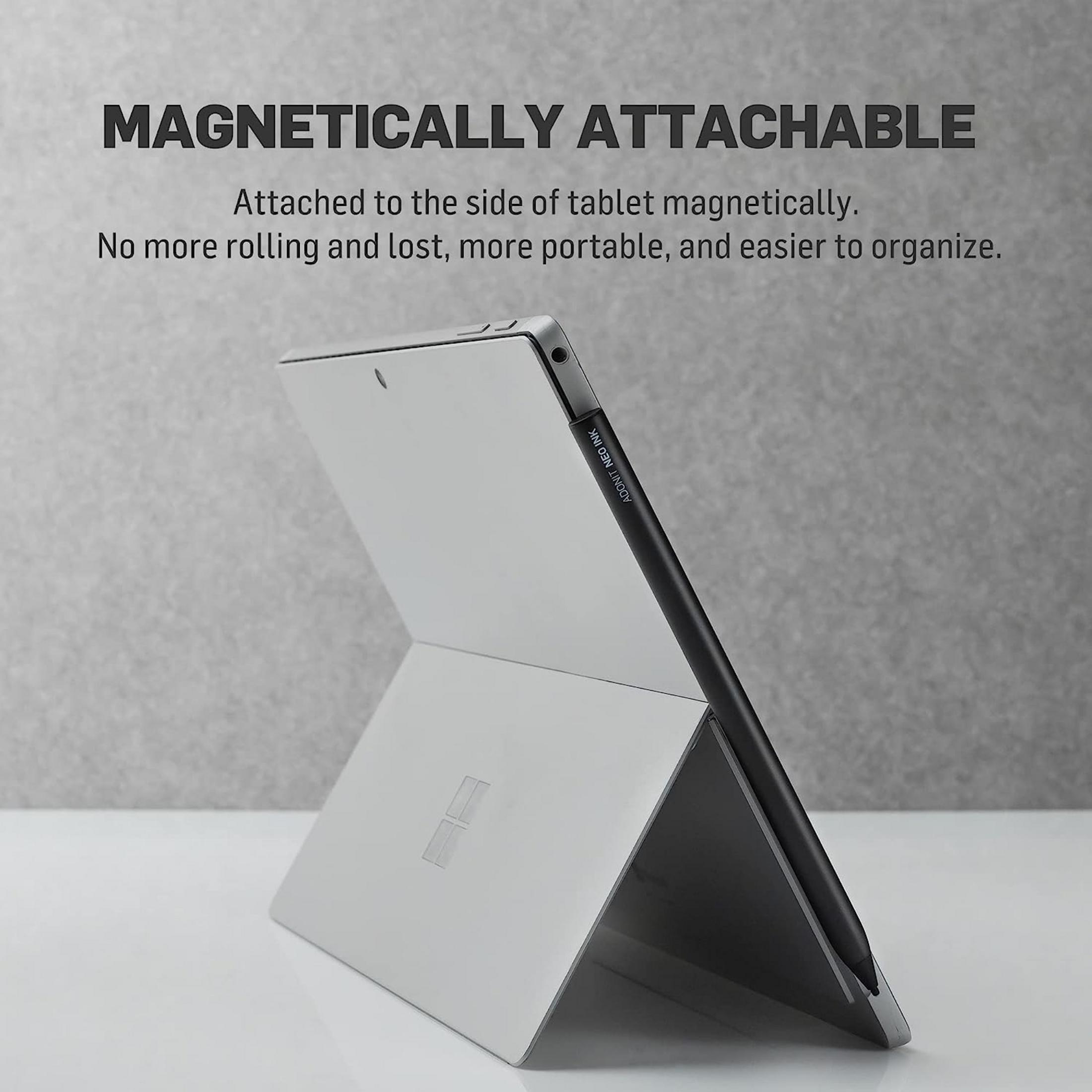Uno stilo nero si attacca magneticamente a un tablet argentato con supporto.