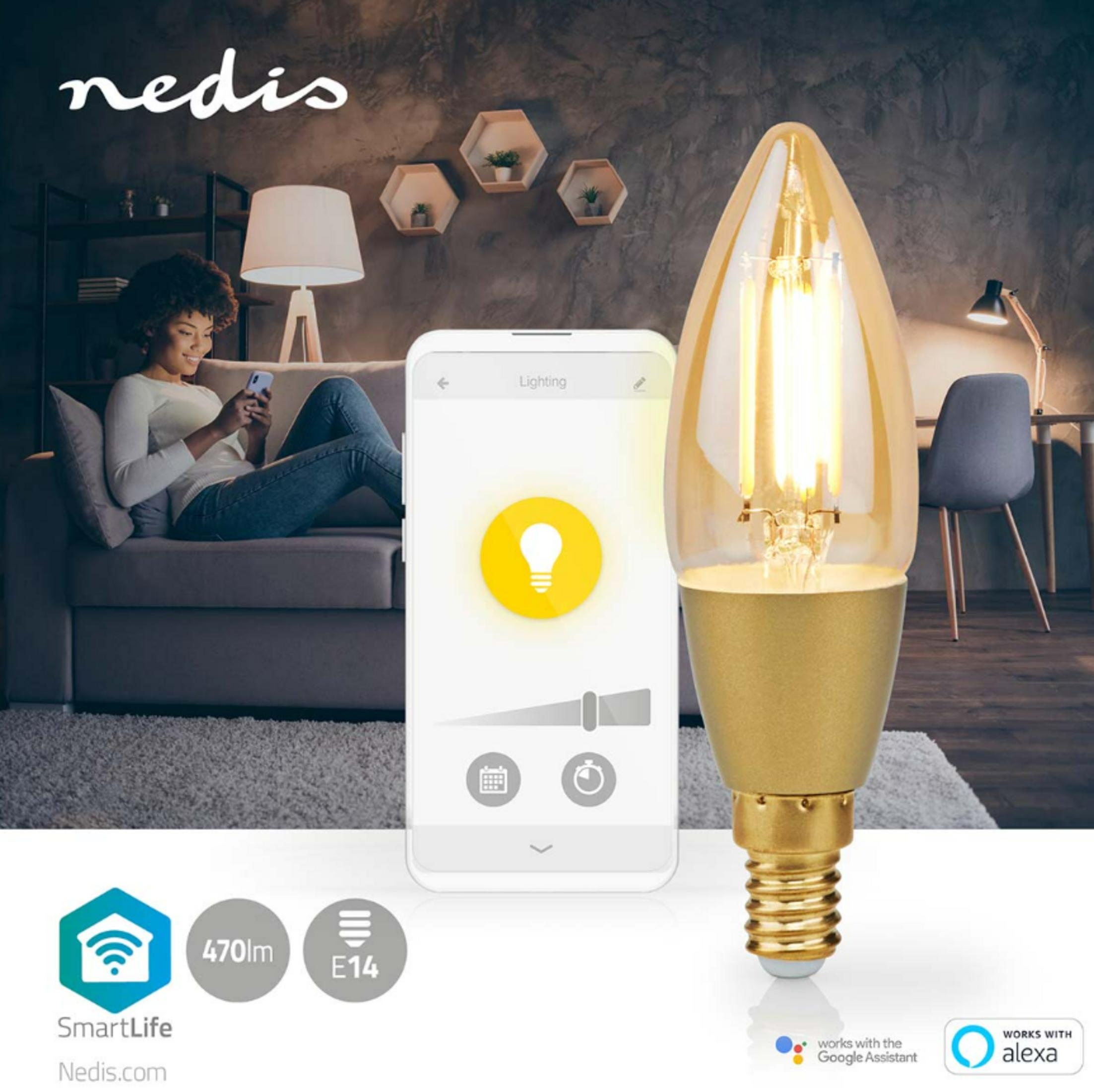 Een vrouw zit op een bank en gebruikt haar telefoon naast een slimme gloeilamp.