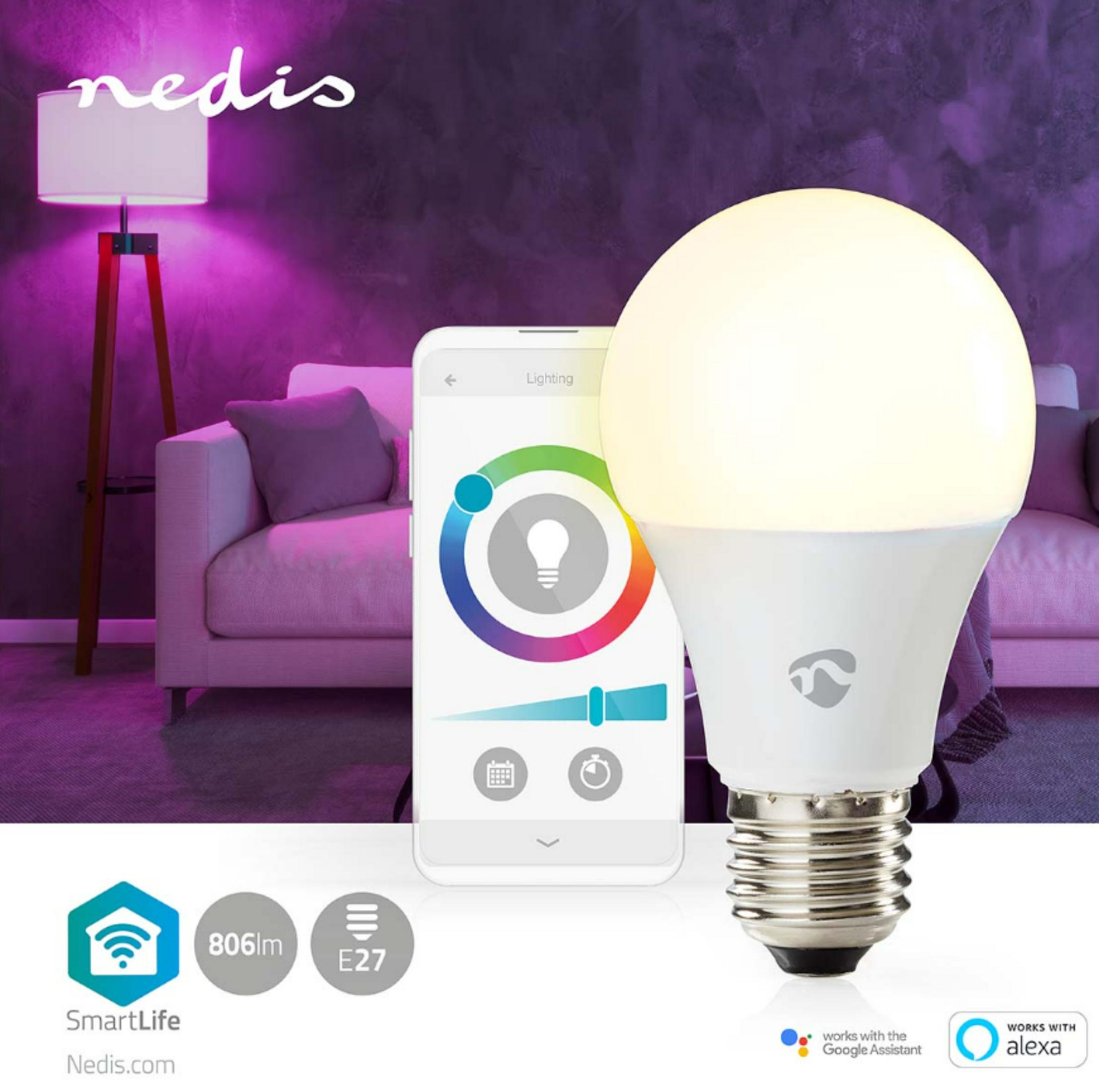 Inteligentna żarówka z kontrolą przez aplikację, obok kanapy i lampy podłogowej.