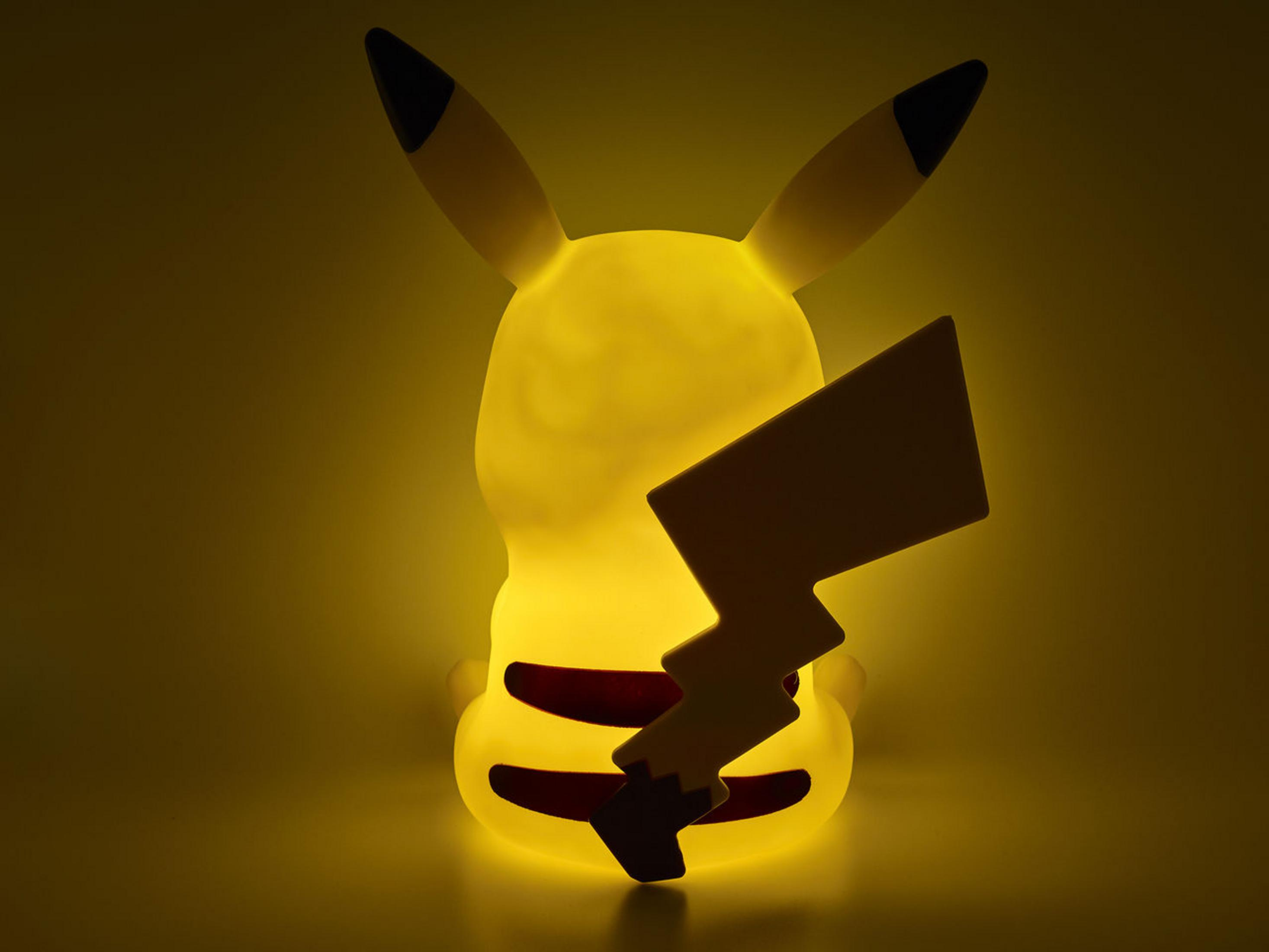 Figura Pikachu illuminata da dietro, luminosa gialla.